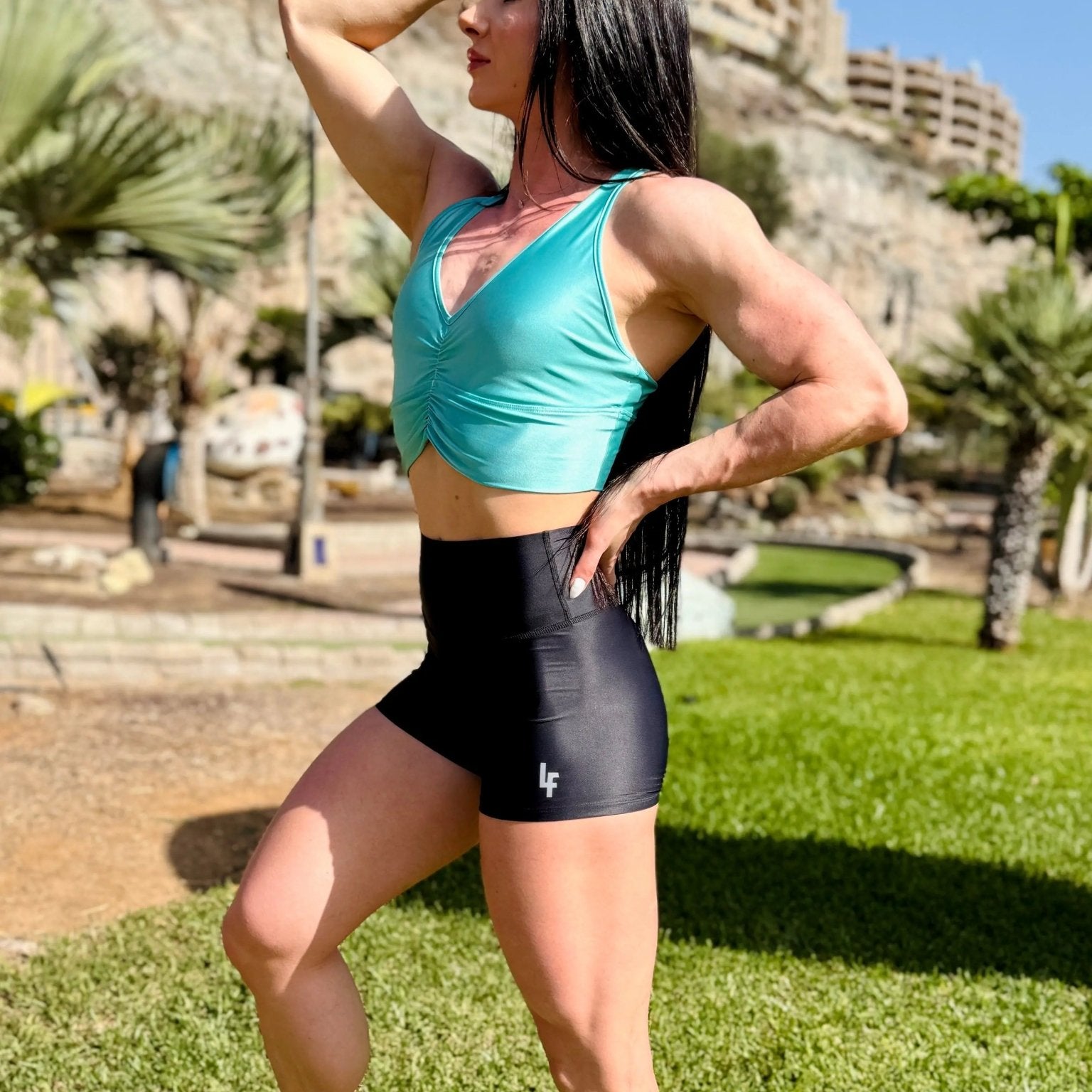 Mujer vistiendo el short deportivo de cintura alta Short Myself de LUXFEEL en color Negro, con diseño moldeador.