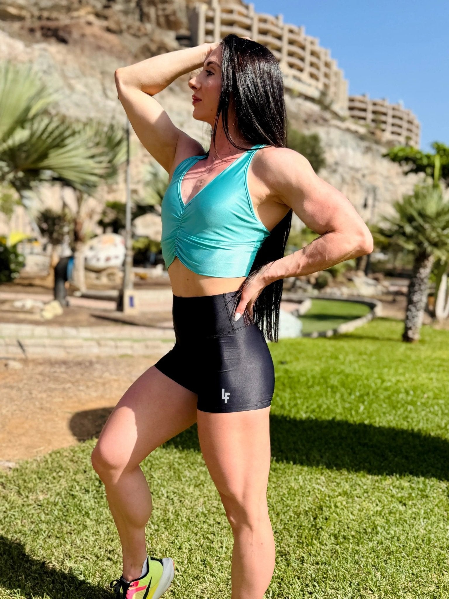 Mujer vistiendo el short deportivo de cintura alta Short Myself de LUXFEEL en color Negro, con diseño moldeador.