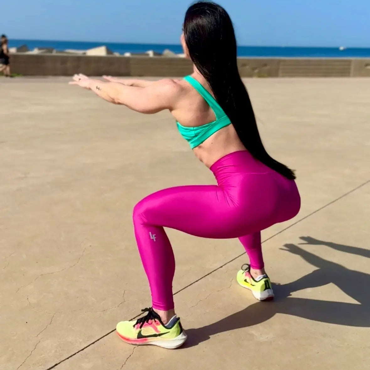 Mujer vistiendo los leggings compresivos de cintura alta Legging Myself de LUXFEEL en color Rosa purpura / Rosa Bixbita, que ofrecen un efecto segunda piel.