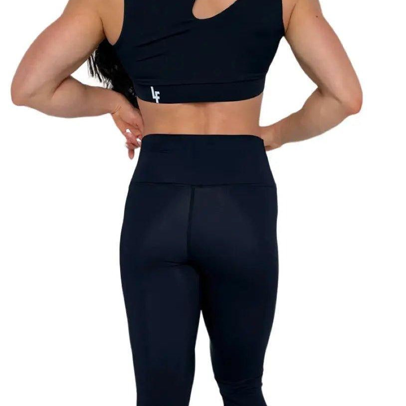 Mujer vistiendo los leggings compresivos de cintura alta Legging Myself de LUXFEEL en color Negro, que ofrecen un efecto segunda piel.