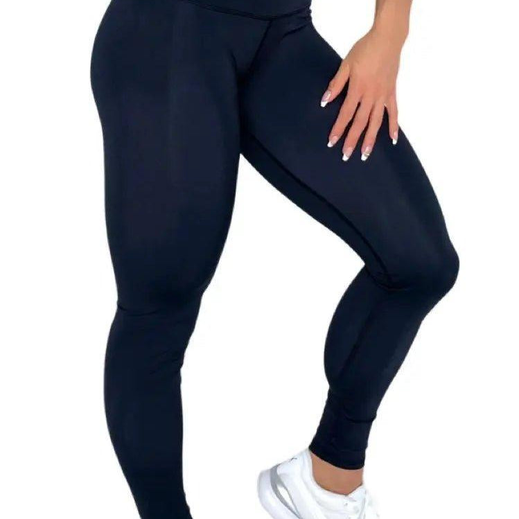 Mujer vistiendo los leggings compresivos de cintura alta Legging Myself de LUXFEEL en color Negro, que ofrecen un efecto segunda piel.