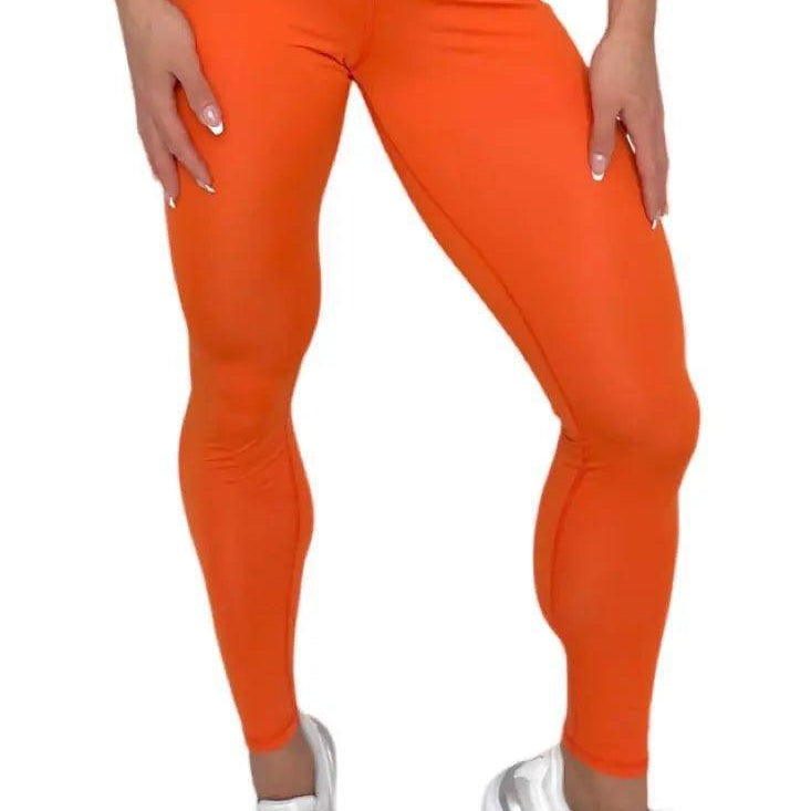 Mujer vistiendo los leggings compresivos de cintura alta Legging Myself de LUXFEEL en color Naranja, que ofrecen un efecto segunda piel.