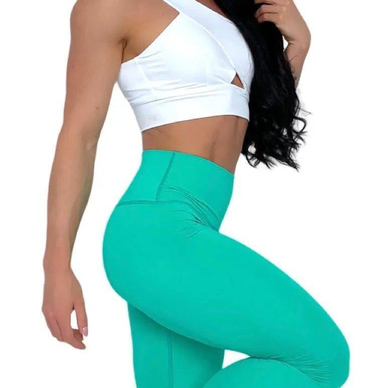Mujer vistiendo los leggings compresivos de cintura alta Legging Myself de LUXFEEL en color Verde Menta, que ofrecen un efecto segunda piel.