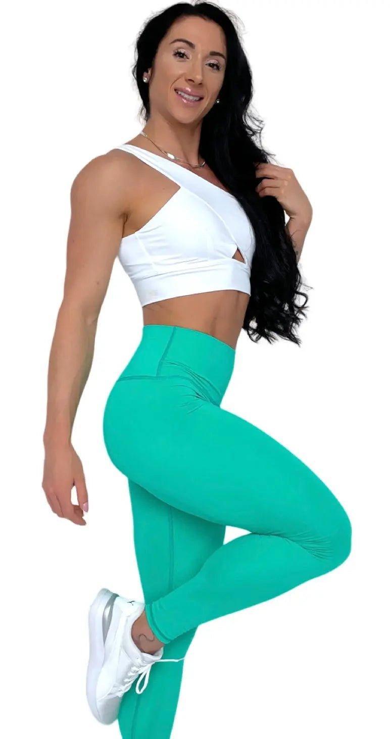 Mujer vistiendo los leggings compresivos de cintura alta Legging Myself de LUXFEEL en color Verde Menta, que ofrecen un efecto segunda piel.