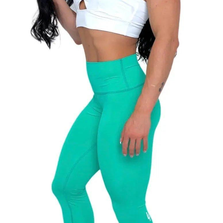 Mujer vistiendo los leggings compresivos de cintura alta Legging Myself de LUXFEEL en color Verde Menta, que ofrecen un efecto segunda piel.
