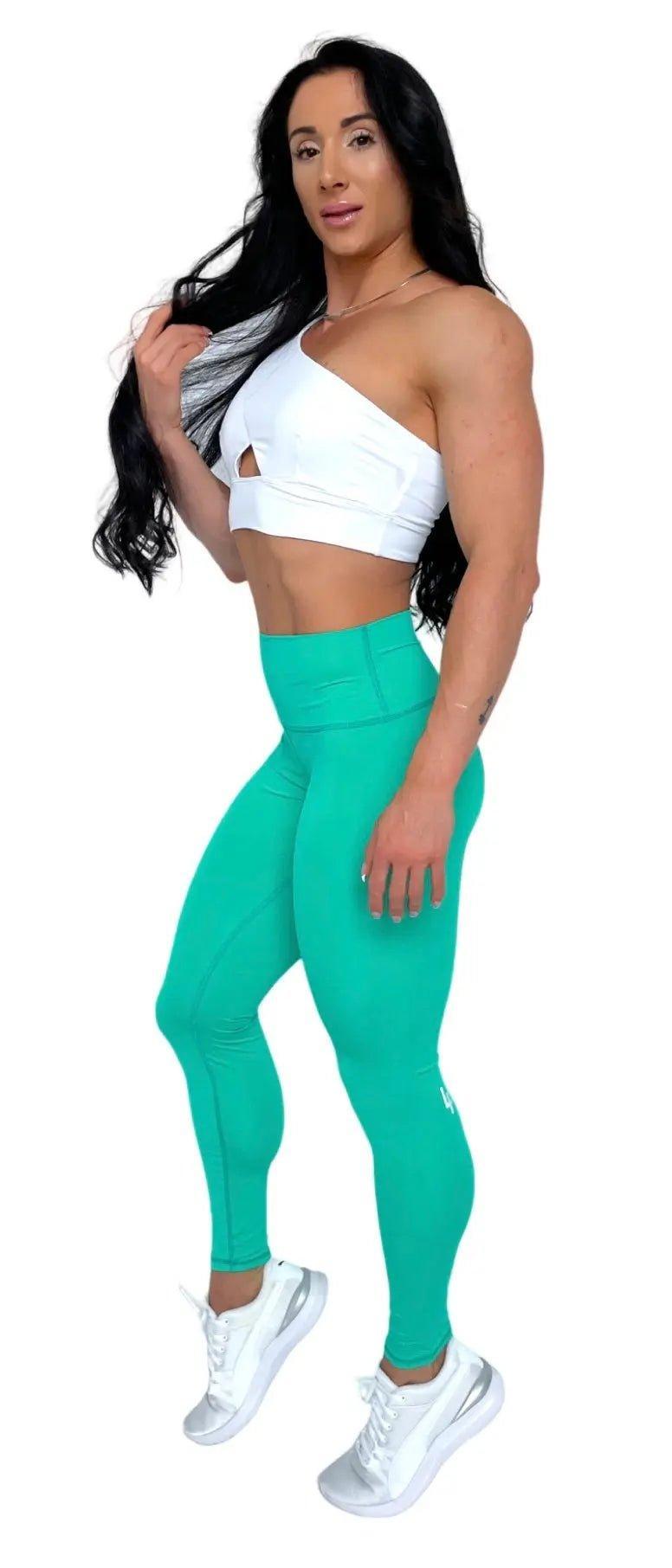 Mujer vistiendo los leggings compresivos de cintura alta Legging Myself de LUXFEEL en color Verde Menta, que ofrecen un efecto segunda piel.