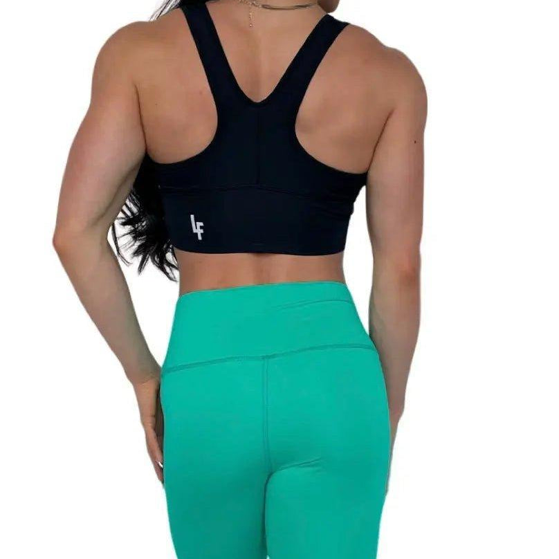 Mujer vistiendo los leggings compresivos de cintura alta Legging Myself de LUXFEEL en color Verde Menta, que ofrecen un efecto segunda piel.