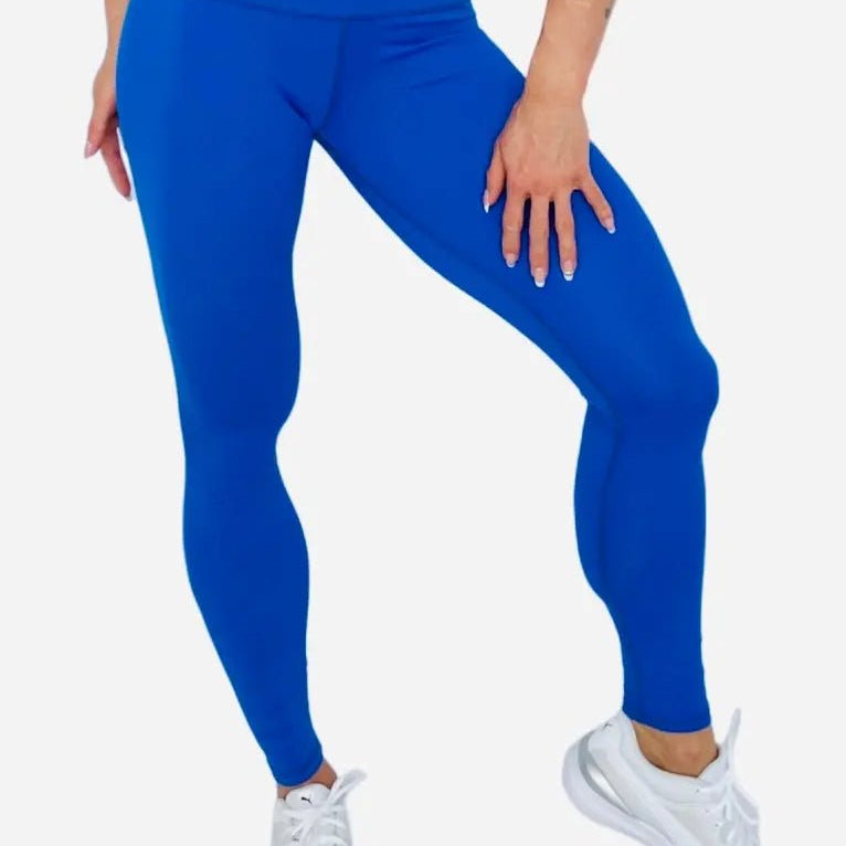 Mujer vistiendo los leggings compresivos de cintura alta Legging Myself de LUXFEEL en color Azul, que ofrecen un efecto segunda piel.