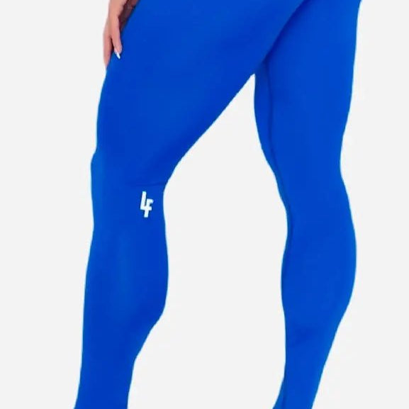 Mujer vistiendo los leggings compresivos de cintura alta Legging Myself de LUXFEEL en color Azul, que ofrecen un efecto segunda piel.