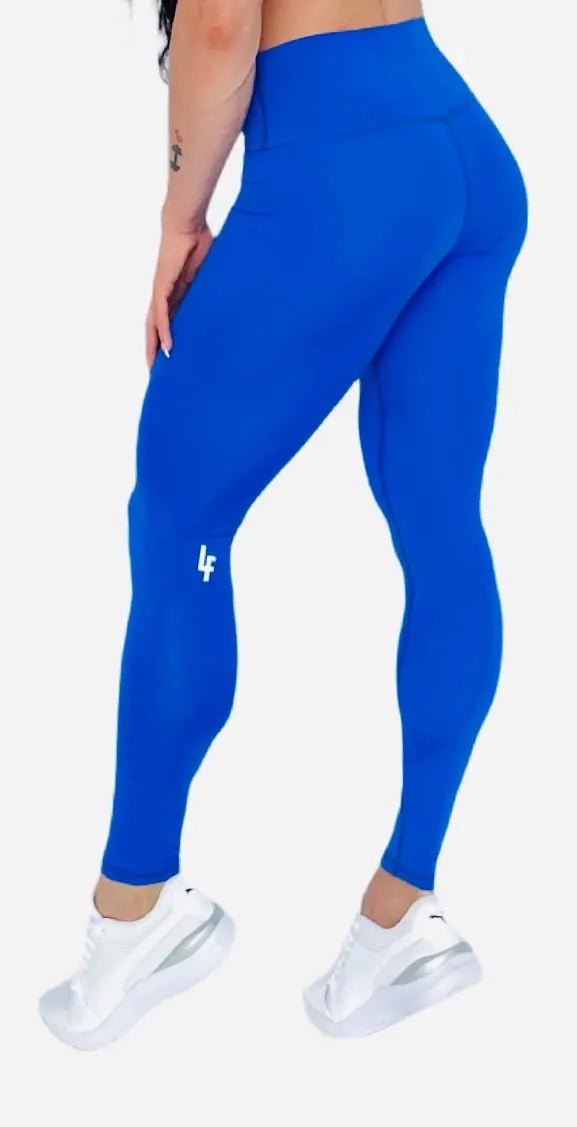 Mujer vistiendo los leggings compresivos de cintura alta Legging Myself de LUXFEEL en color Azul, que ofrecen un efecto segunda piel.