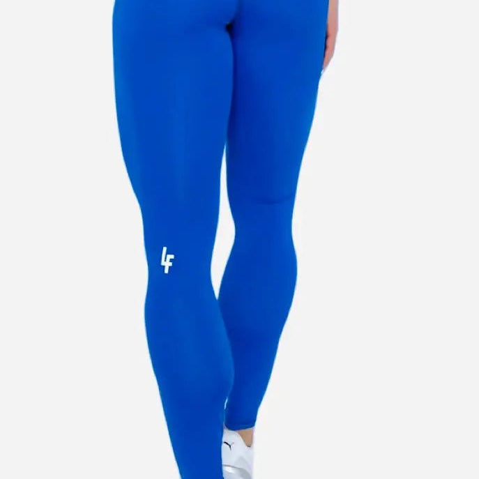 Mujer vistiendo los leggings compresivos de cintura alta Legging Myself de LUXFEEL en color Azul, que ofrecen un efecto segunda piel.