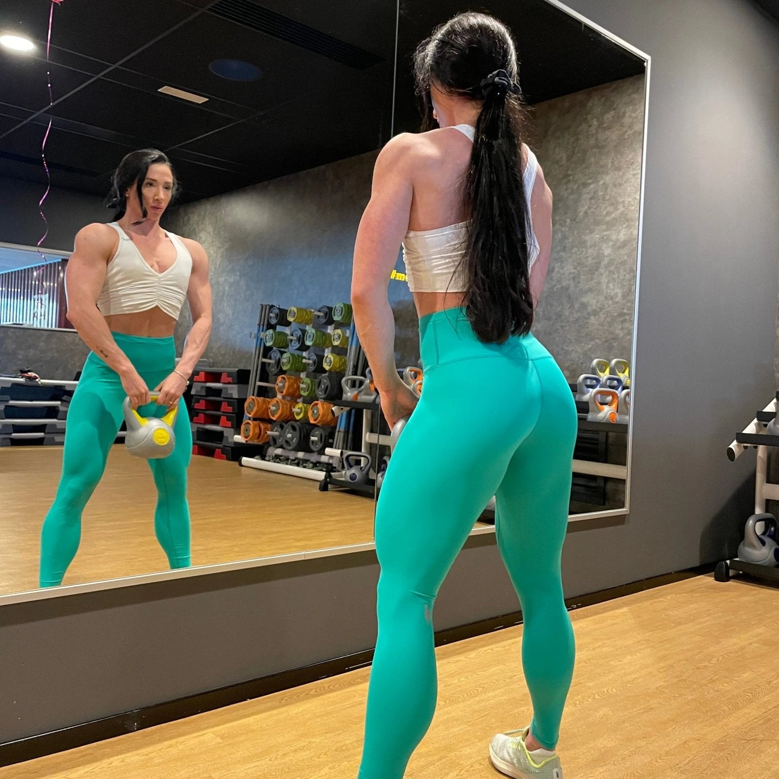 Mujer vistiendo los leggings compresivos de cintura alta Legging Myself de LUXFEEL en color Verde Menta, que ofrecen un efecto segunda piel.