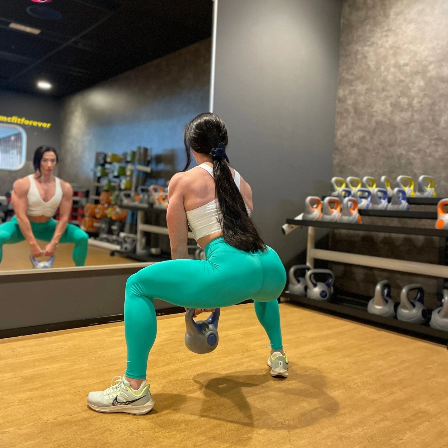 Mujer vistiendo los leggings compresivos de cintura alta Legging Myself de LUXFEEL en color Verde Menta, que ofrecen un efecto segunda piel.