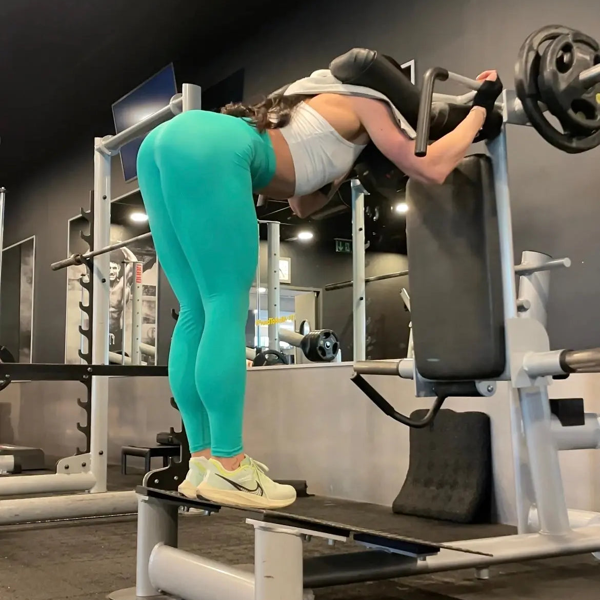 Mujer vistiendo los leggings compresivos de cintura alta Legging Myself de LUXFEEL en color Verde Menta, que ofrecen un efecto segunda piel.