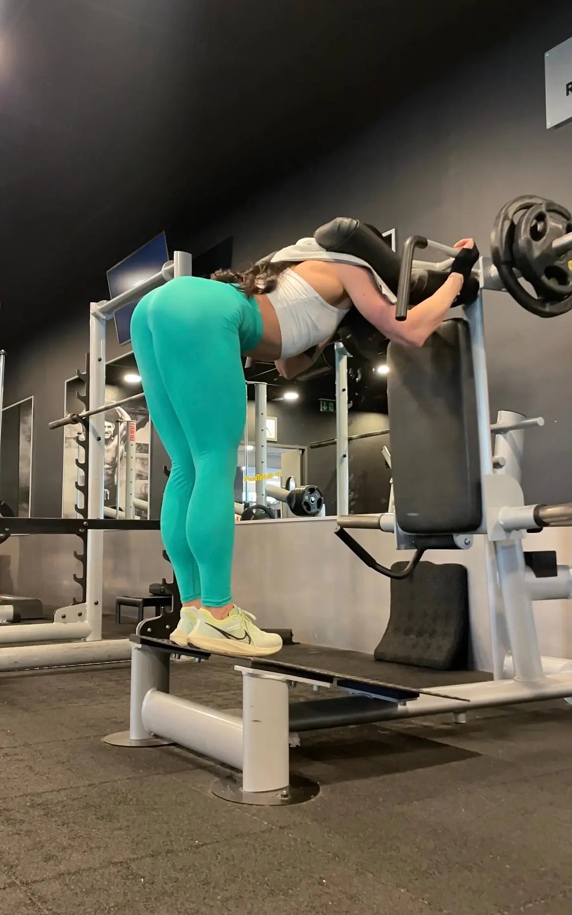 Mujer vistiendo los leggings compresivos de cintura alta Legging Myself de LUXFEEL en color Verde Menta, que ofrecen un efecto segunda piel.