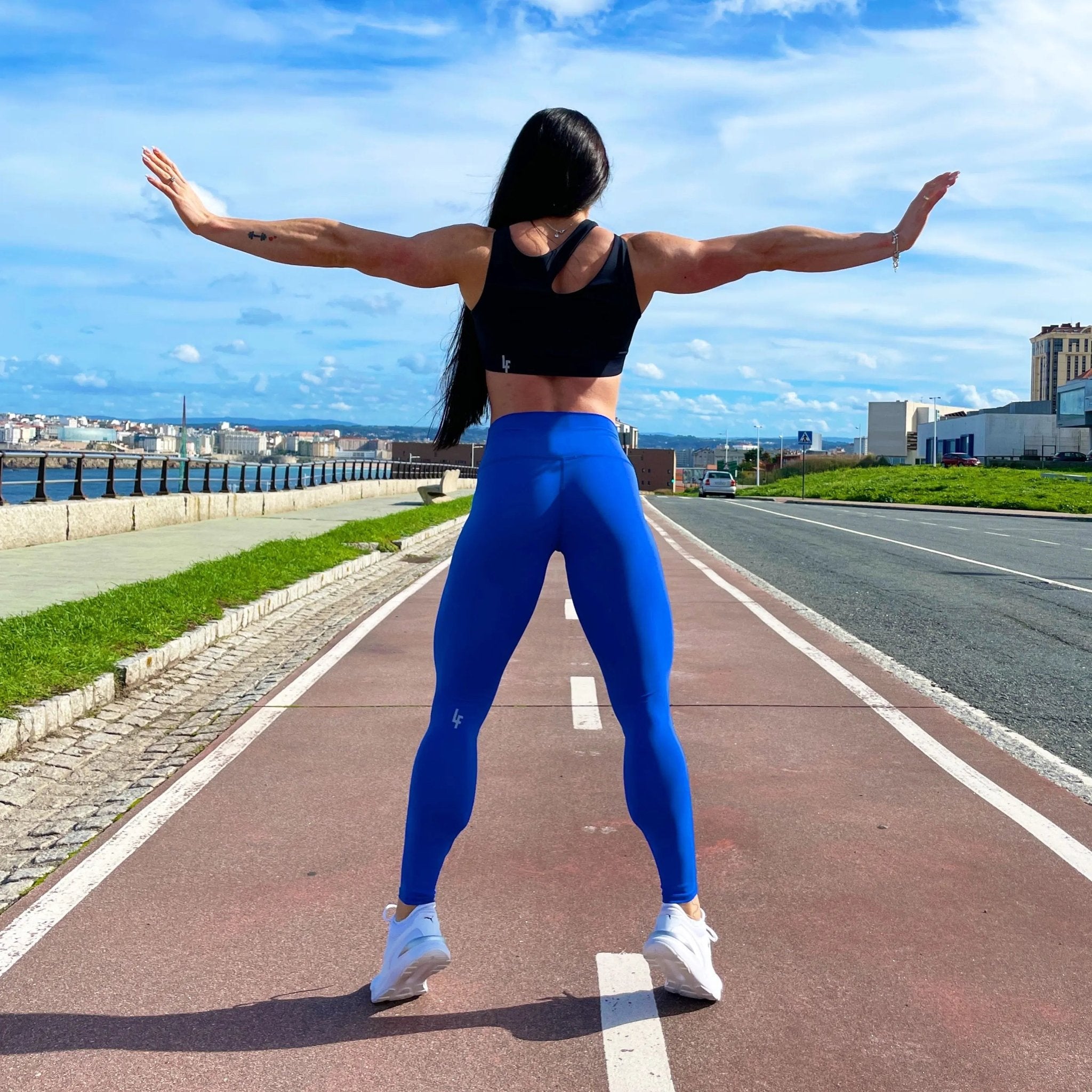 Mujer vistiendo los leggings compresivos de cintura alta Legging Myself de LUXFEEL en color Azul, que ofrecen un efecto segunda piel.