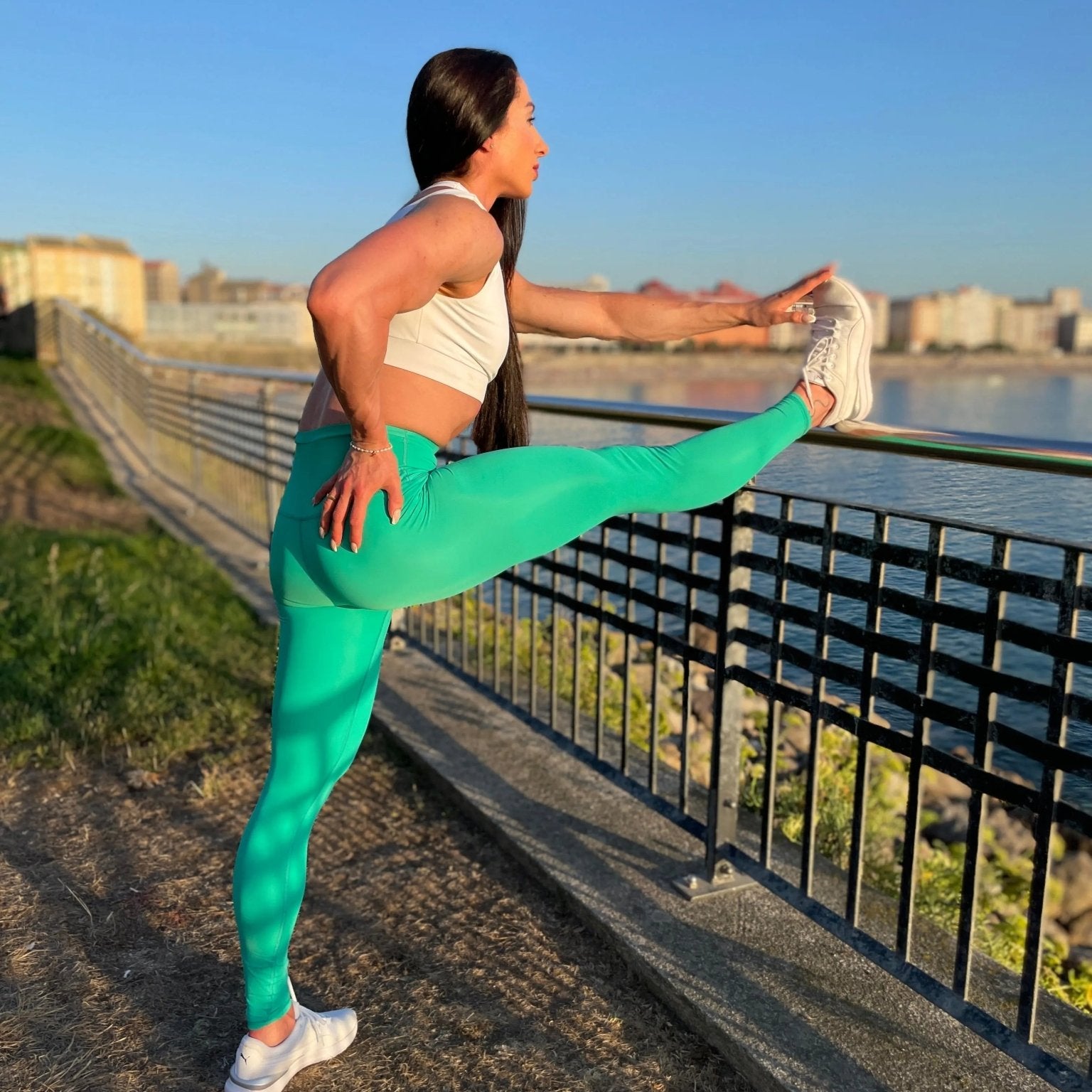 Mujer vistiendo los leggings compresivos de cintura alta Legging Myself de LUXFEEL en color Verde Menta, que ofrecen un efecto segunda piel.