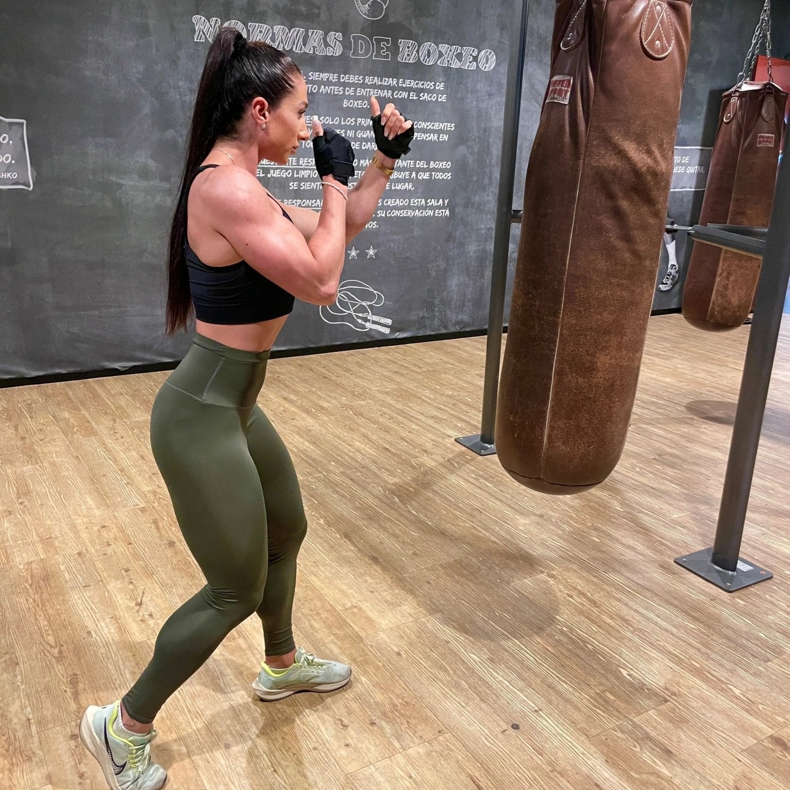 Mujer vistiendo los leggings compresivos de cintura alta Legging Myself de LUXFEEL en color Verde Caqui / Verde Kaki, que ofrecen un efecto segunda piel.