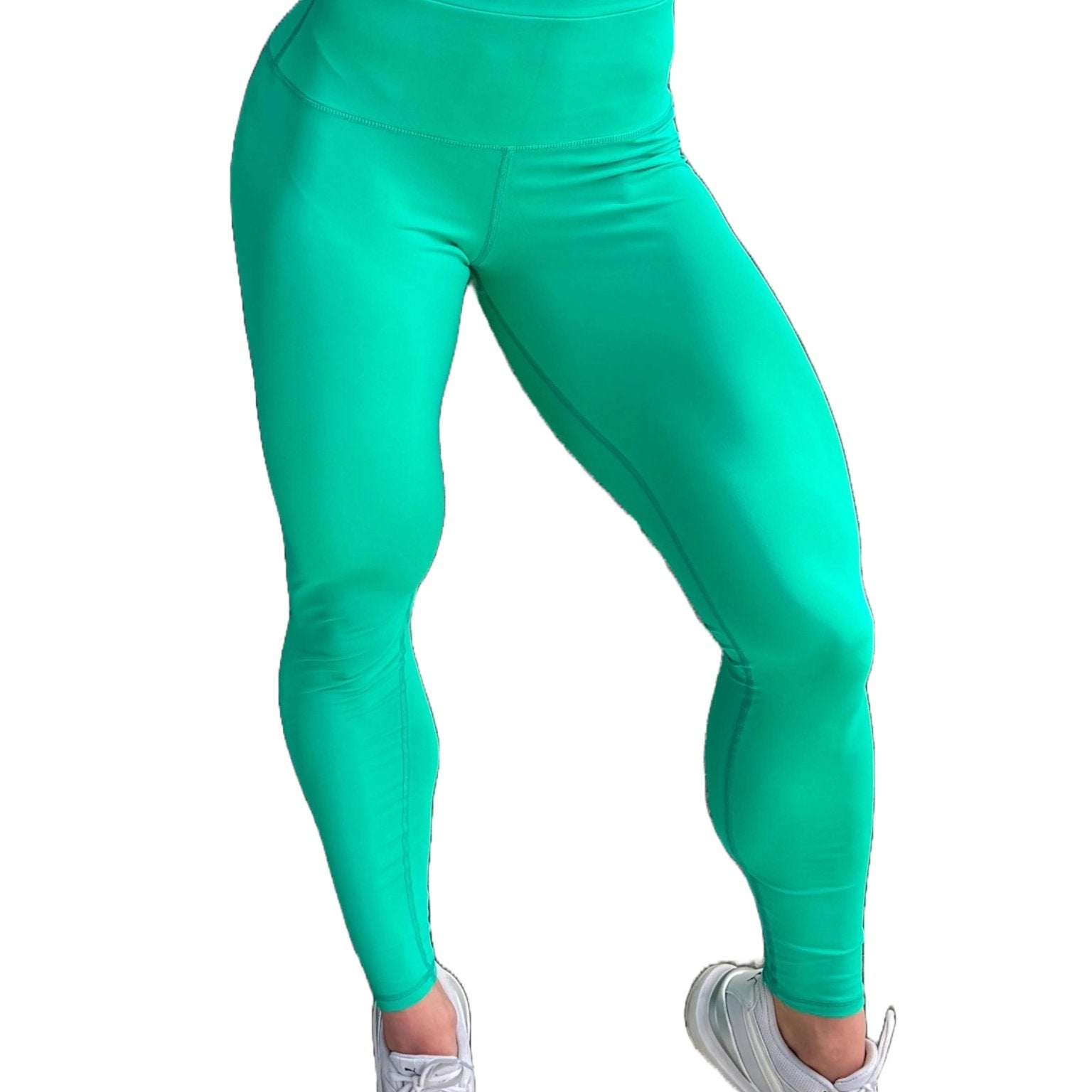 Mujer vistiendo los leggings compresivos de cintura alta Legging Myself de LUXFEEL en color Verde Menta, que ofrecen un efecto segunda piel.
