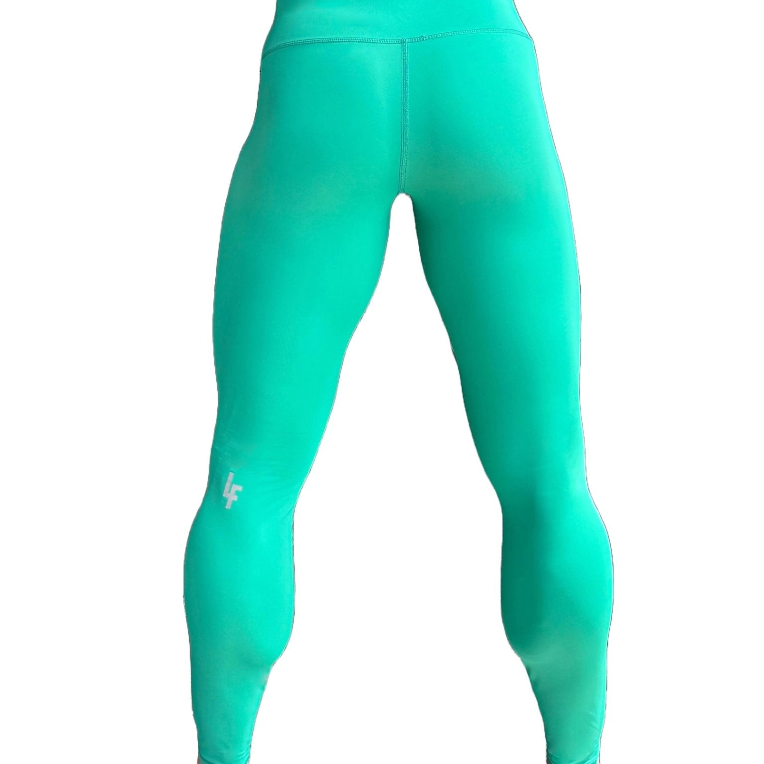 Mujer vistiendo los leggings compresivos de cintura alta Legging Myself de LUXFEEL en color Verde Menta, que ofrecen un efecto segunda piel.