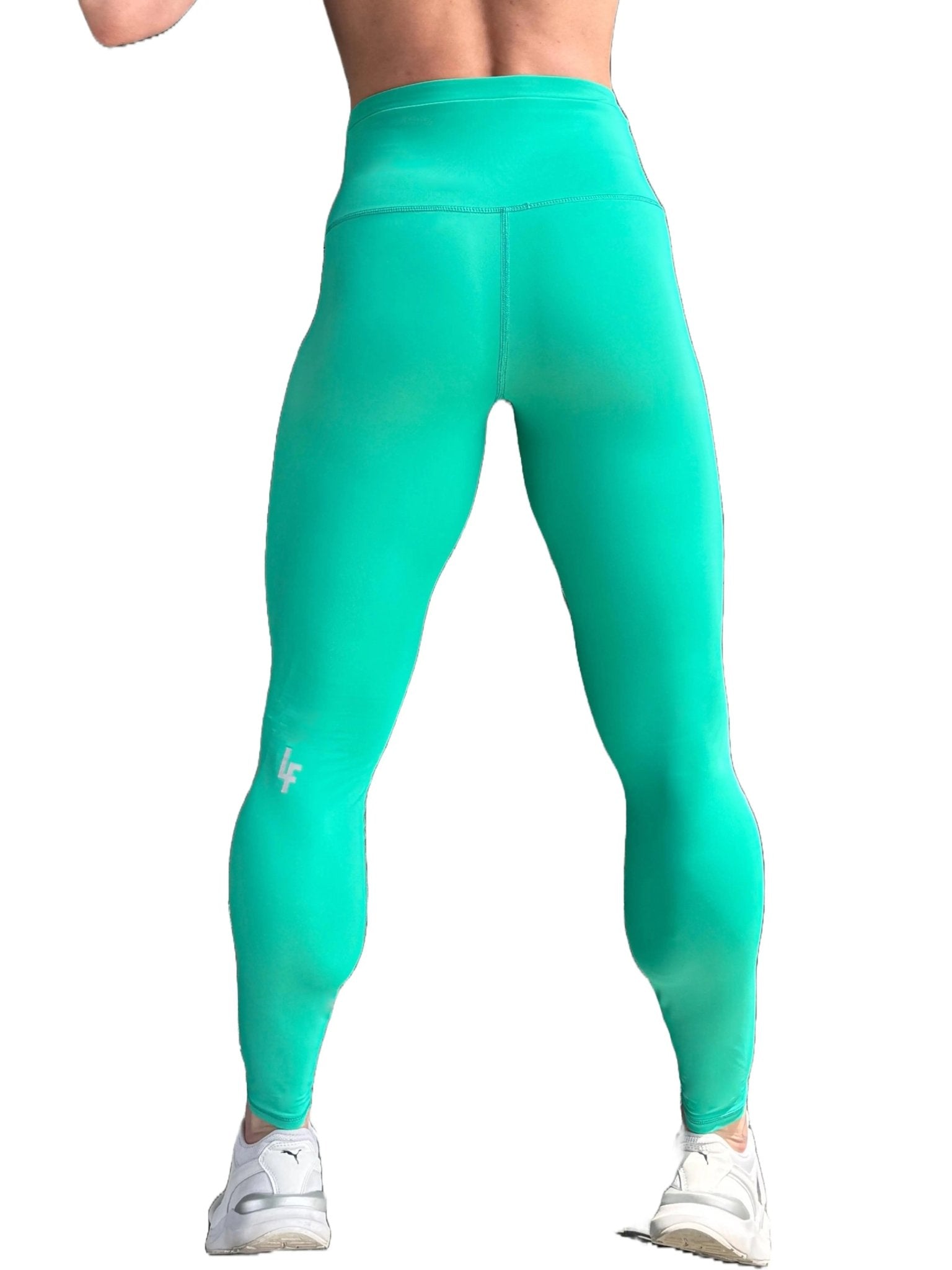 Mujer vistiendo los leggings compresivos de cintura alta Legging Myself de LUXFEEL en color Verde Menta, que ofrecen un efecto segunda piel.