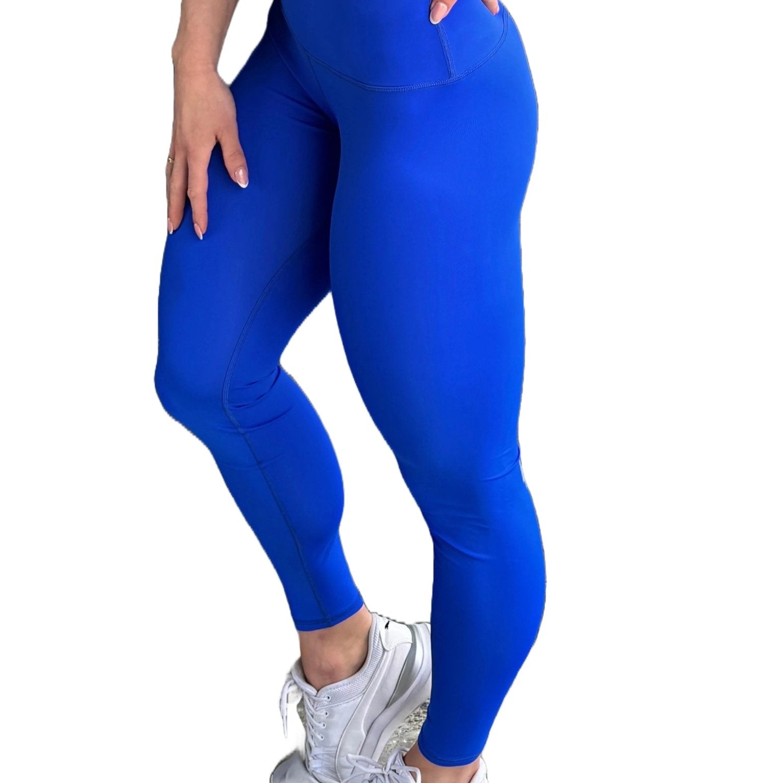 Mujer vistiendo los leggings compresivos de cintura alta Legging Myself de LUXFEEL en color Azul, que ofrecen un efecto segunda piel.