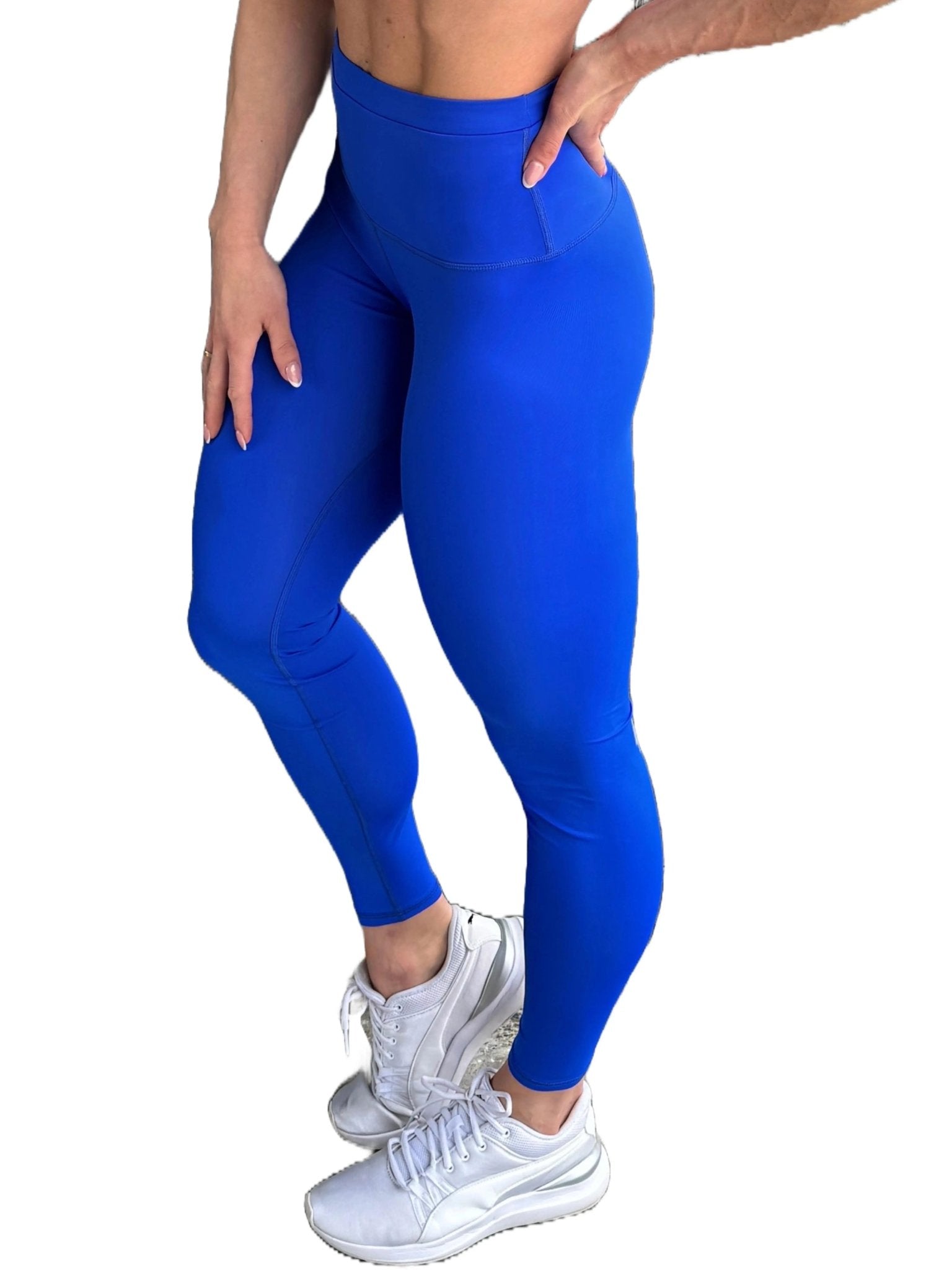Mujer vistiendo los leggings compresivos de cintura alta Legging Myself de LUXFEEL en color Azul, que ofrecen un efecto segunda piel.