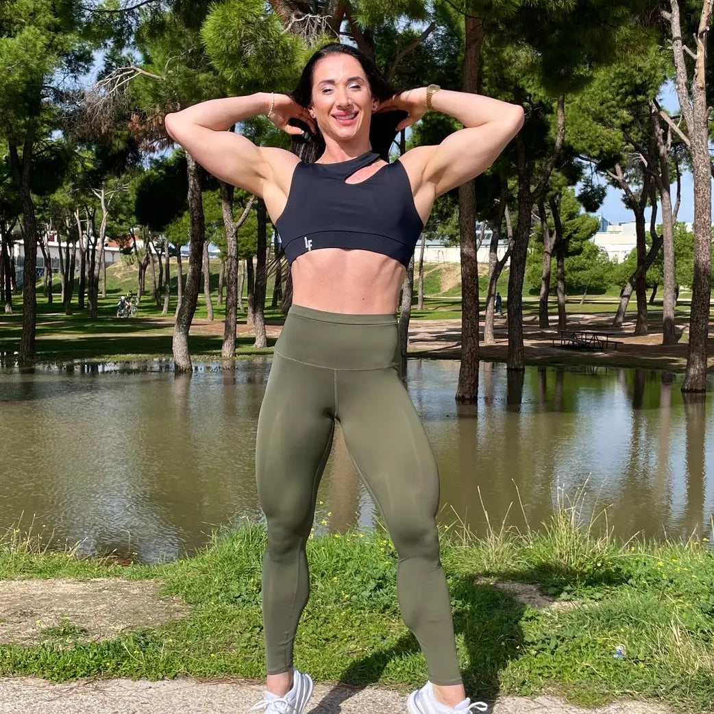 Mujer vistiendo los leggings compresivos de cintura alta Legging Myself de LUXFEEL en color Verde Caqui / Verde Kaki, que ofrecen un efecto segunda piel.