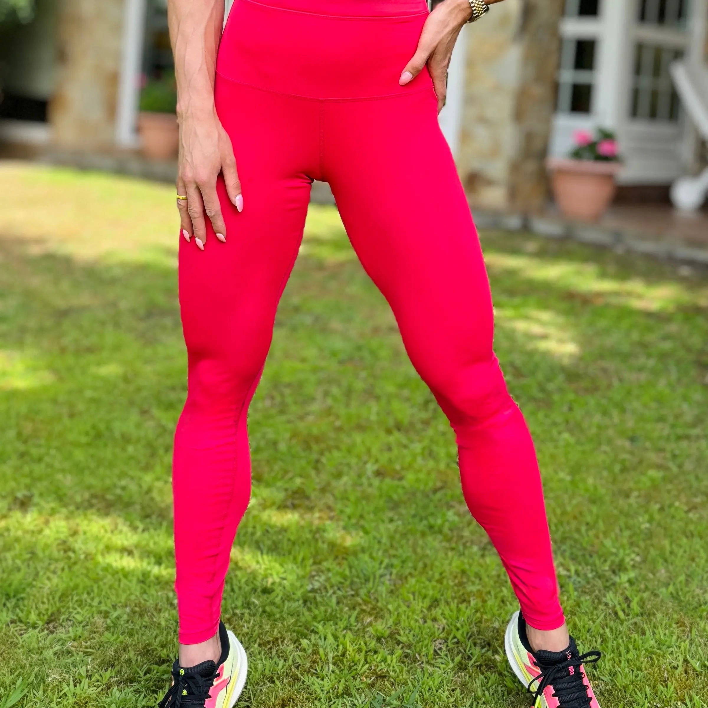 Mujer vistiendo los leggings compresivos de cintura alta Legging Myself de LUXFEEL en color Rosa Rodolita, que ofrecen un efecto segunda piel.
