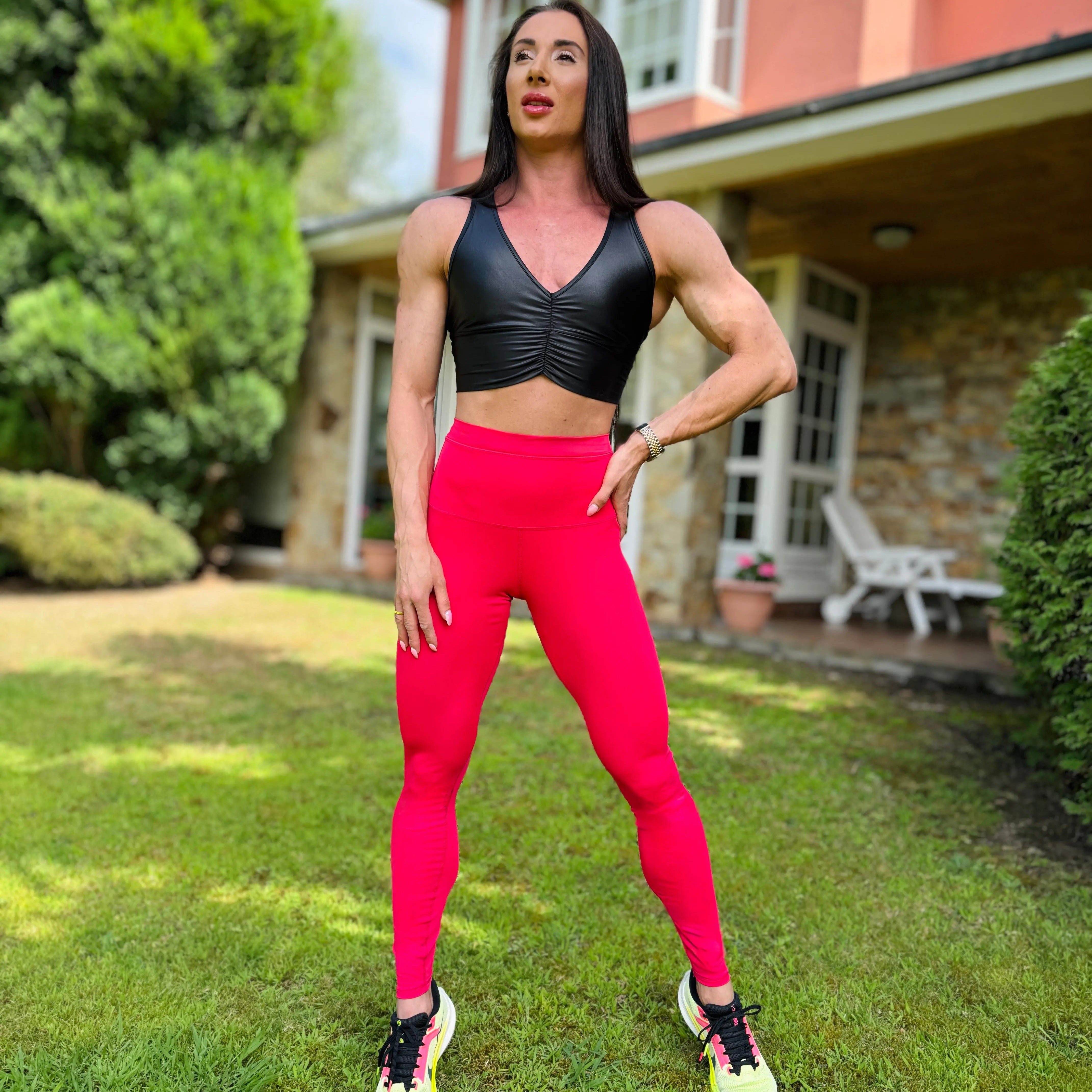 Mujer vistiendo los leggings compresivos de cintura alta Legging Myself de LUXFEEL en color Rosa Rodolita, que ofrecen un efecto segunda piel. cuerpo entero