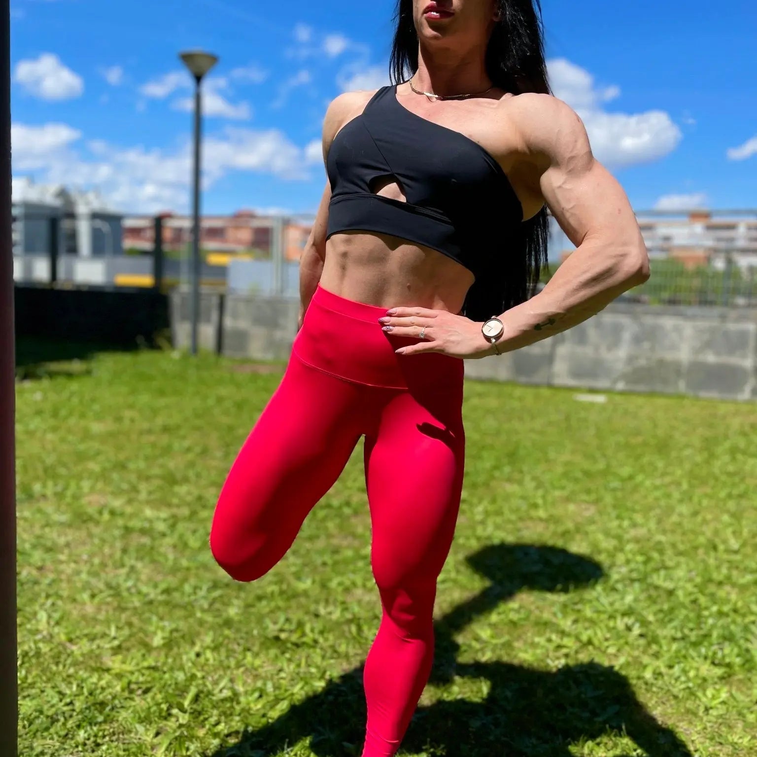 Mujer vistiendo los leggings compresivos de cintura alta Legging Myself de LUXFEEL en color Rosa Rodolita, que ofrecen un efecto segunda piel.