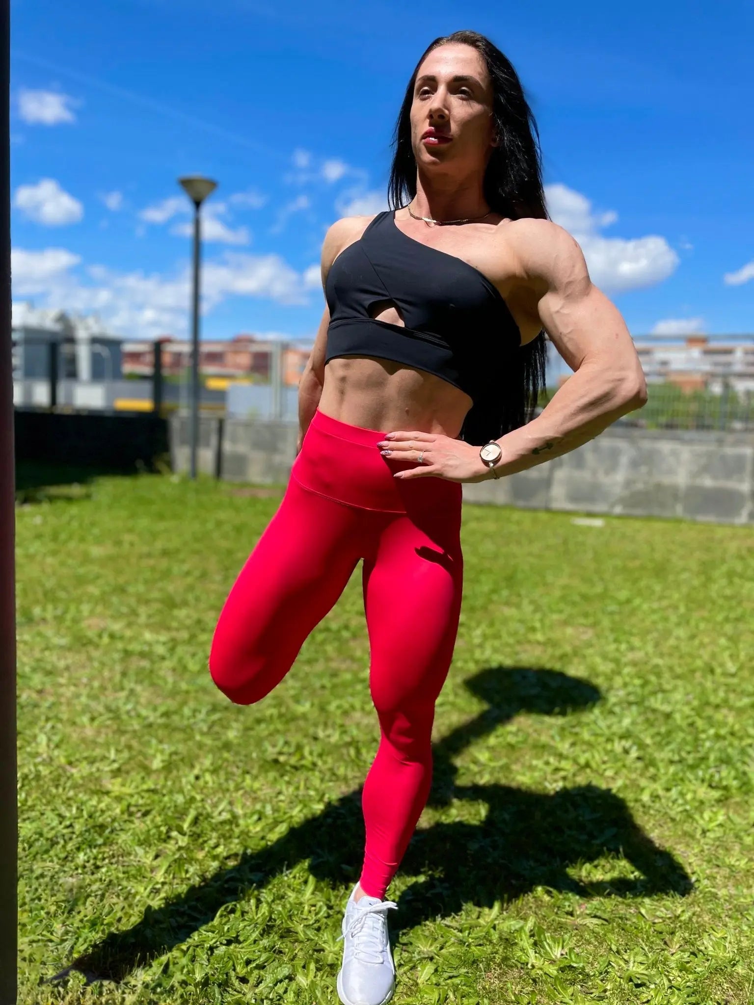 Mujer vistiendo los leggings compresivos de cintura alta Legging Myself de LUXFEEL en color Rosa Rodolita, que ofrecen un efecto segunda piel.