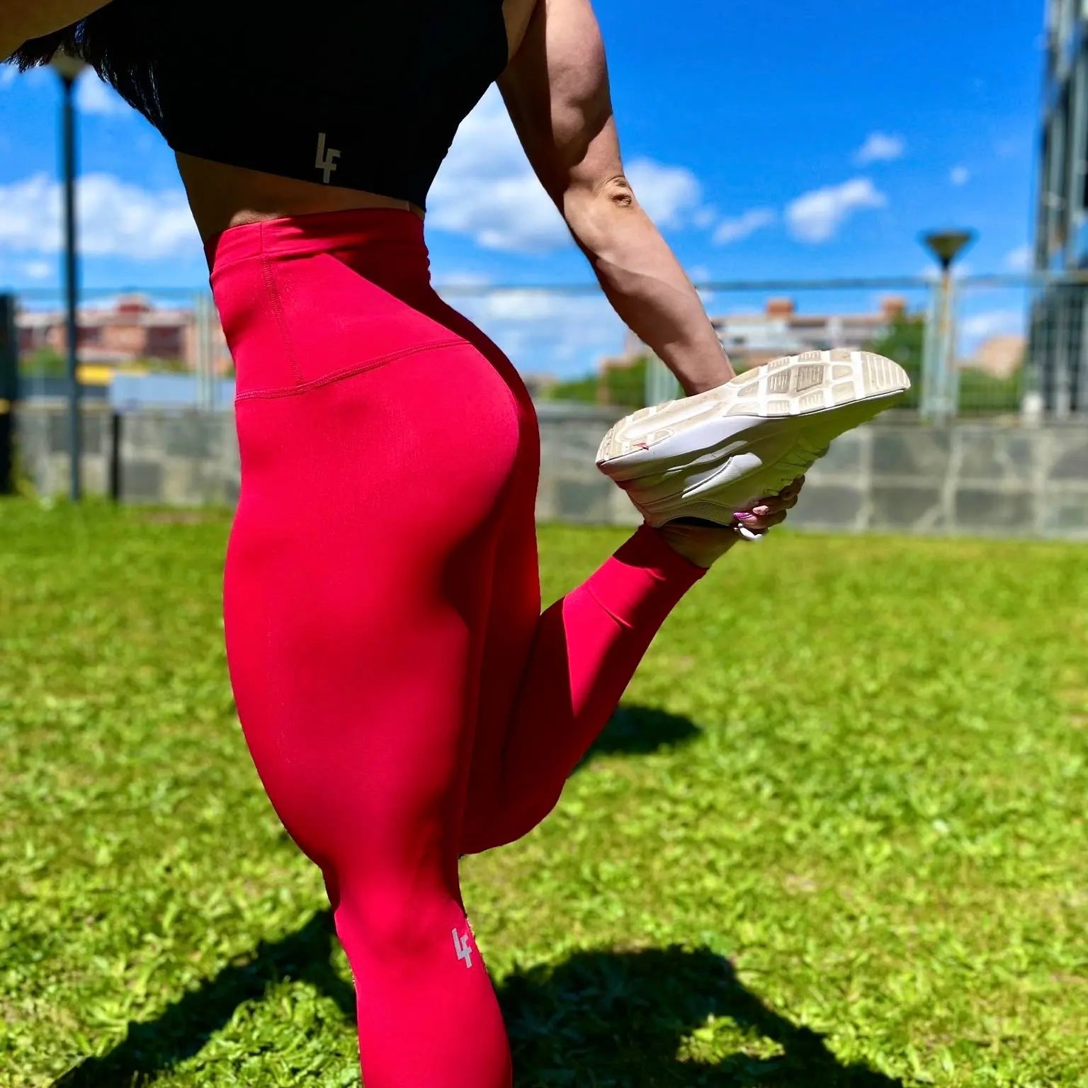 Mujer vistiendo los leggings compresivos de cintura alta Legging Myself de LUXFEEL en color Rosa Rodolita, que ofrecen un efecto segunda piel.
