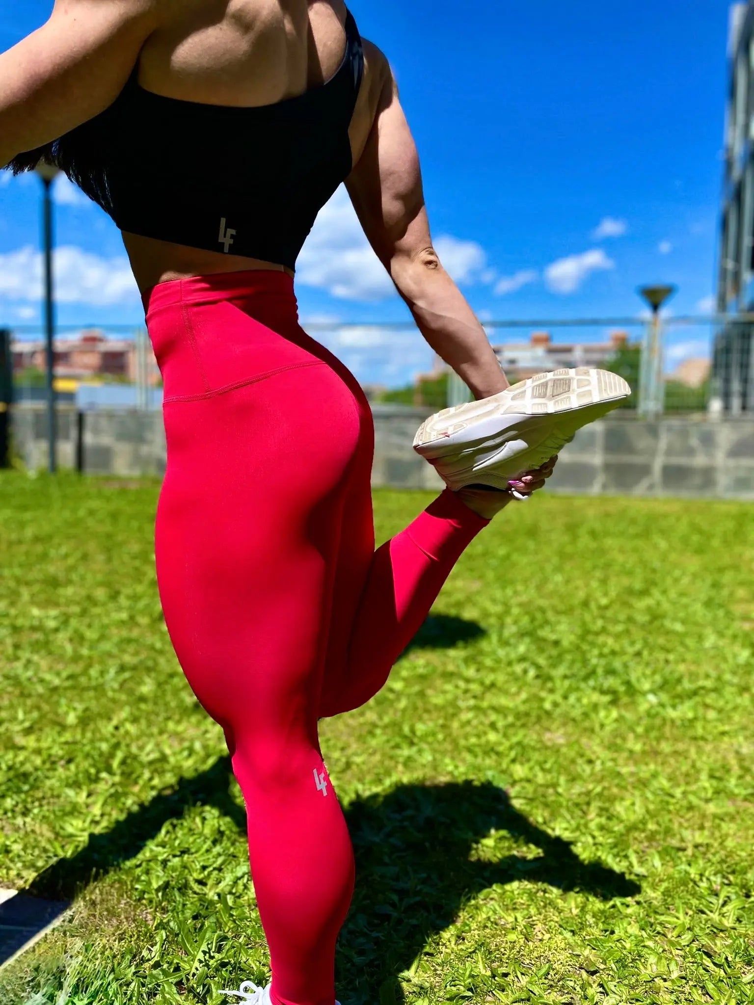 Mujer vistiendo los leggings compresivos de cintura alta Legging Myself de LUXFEEL en color Rosa Rodolita, que ofrecen un efecto segunda piel.