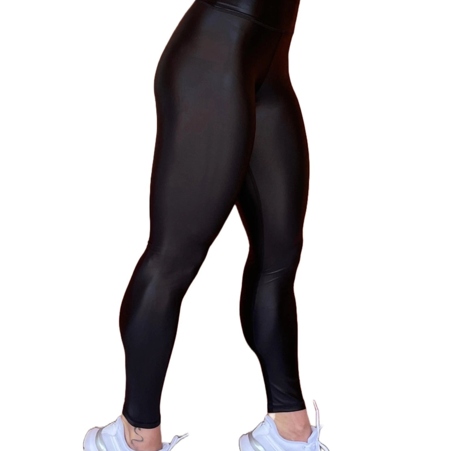 Mujer vistiendo los leggings brillantes de cintura alta Legging Pearl Shine de LUXFEEL en color Negro Brillante, con acabado efecto perla.