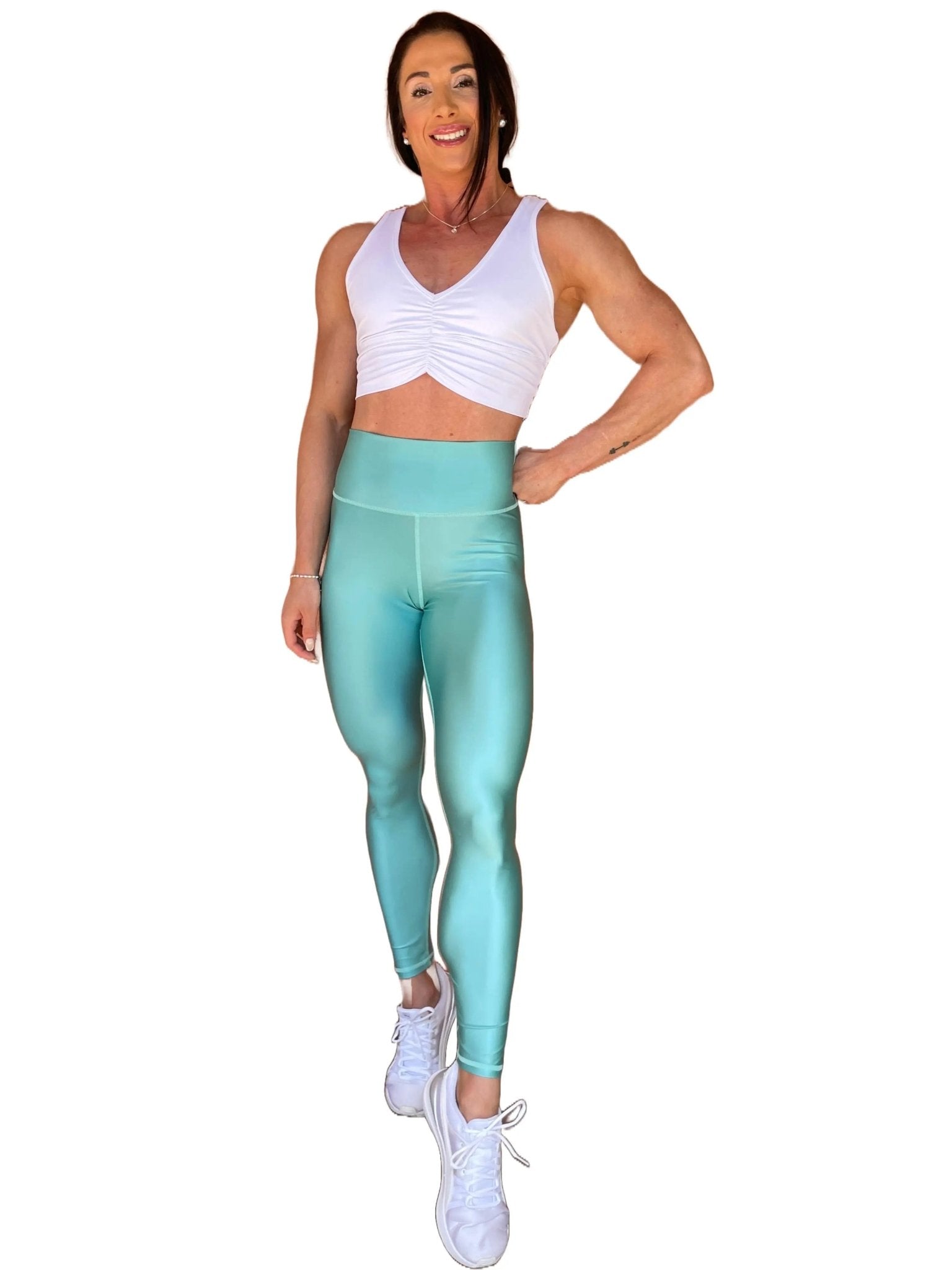 Mujer vistiendo los leggings brillantes de cintura alta Legging Pearl Shine de LUXFEEL en color Azul Celeste Brillante, con acabado efecto perla.
