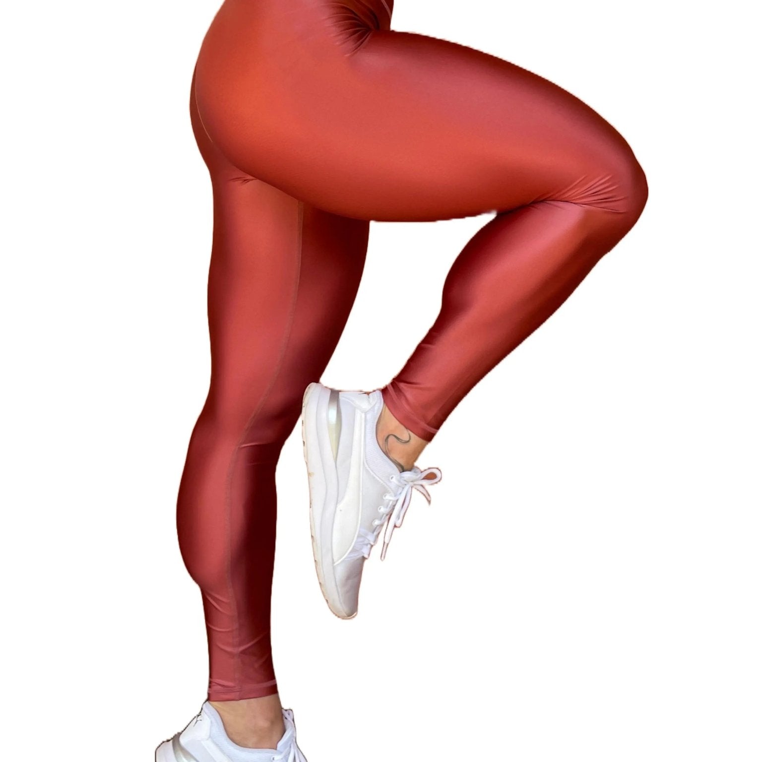 Mujer vistiendo los leggings brillantes de cintura alta Legging Pearl Shine de LUXFEEL en color Teja Brillante / Marron Brillante, con acabado efecto perla.