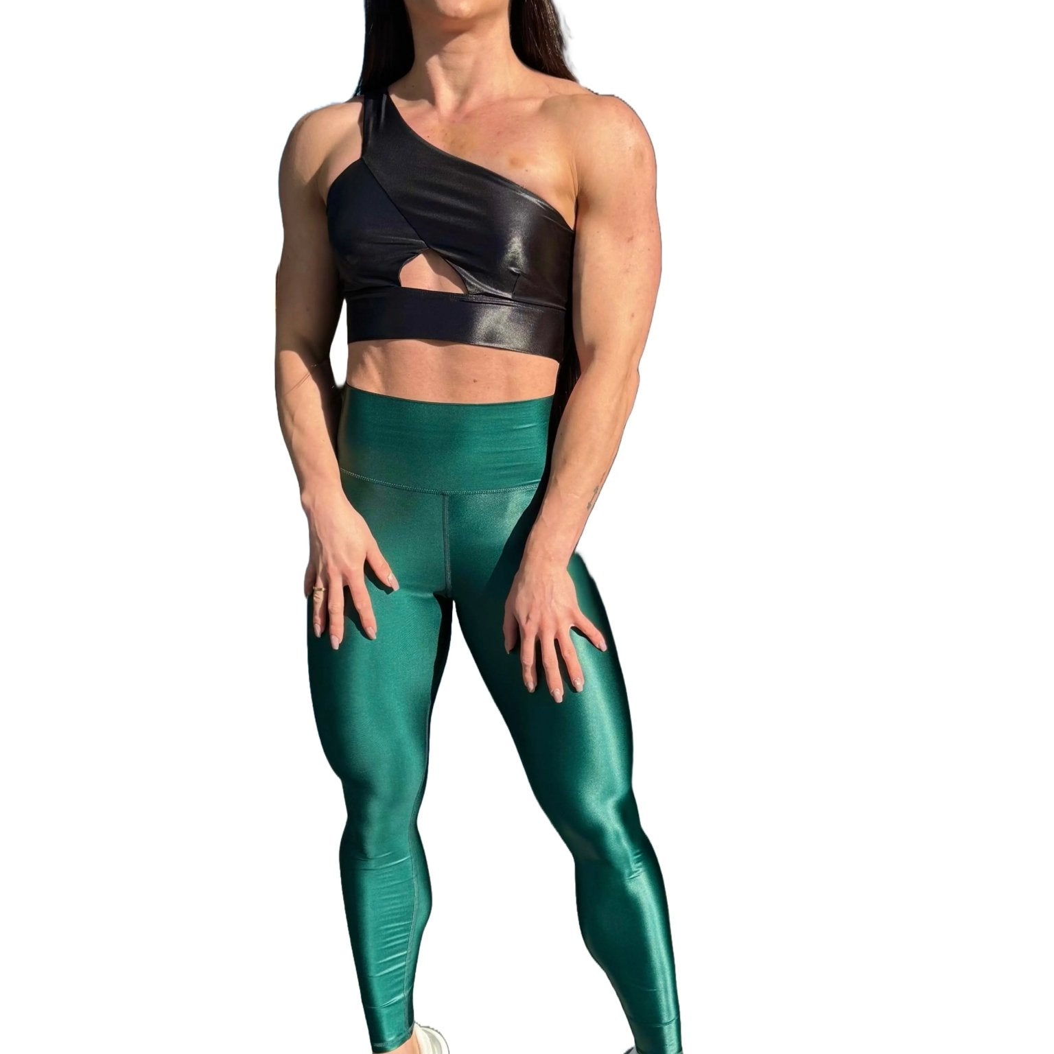 Mujer vistiendo los leggings brillantes de cintura alta Legging Pearl Shine de LUXFEEL en color Verde Botella Brillante, con acabado efecto perla.