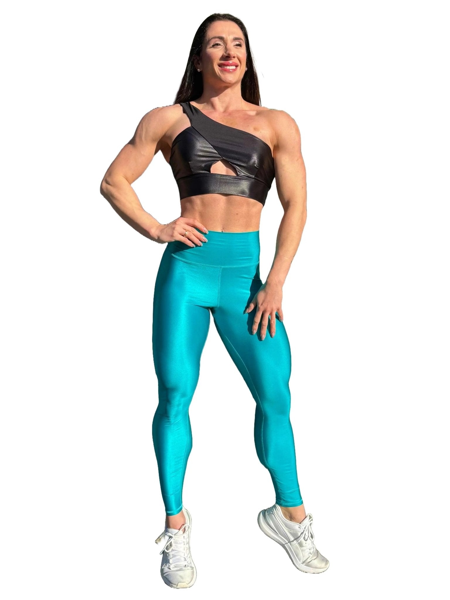 Mujer vistiendo los leggings brillantes de cintura alta Legging Pearl Shine de LUXFEEL en color Azul Capri Brillante, con acabado efecto perla.