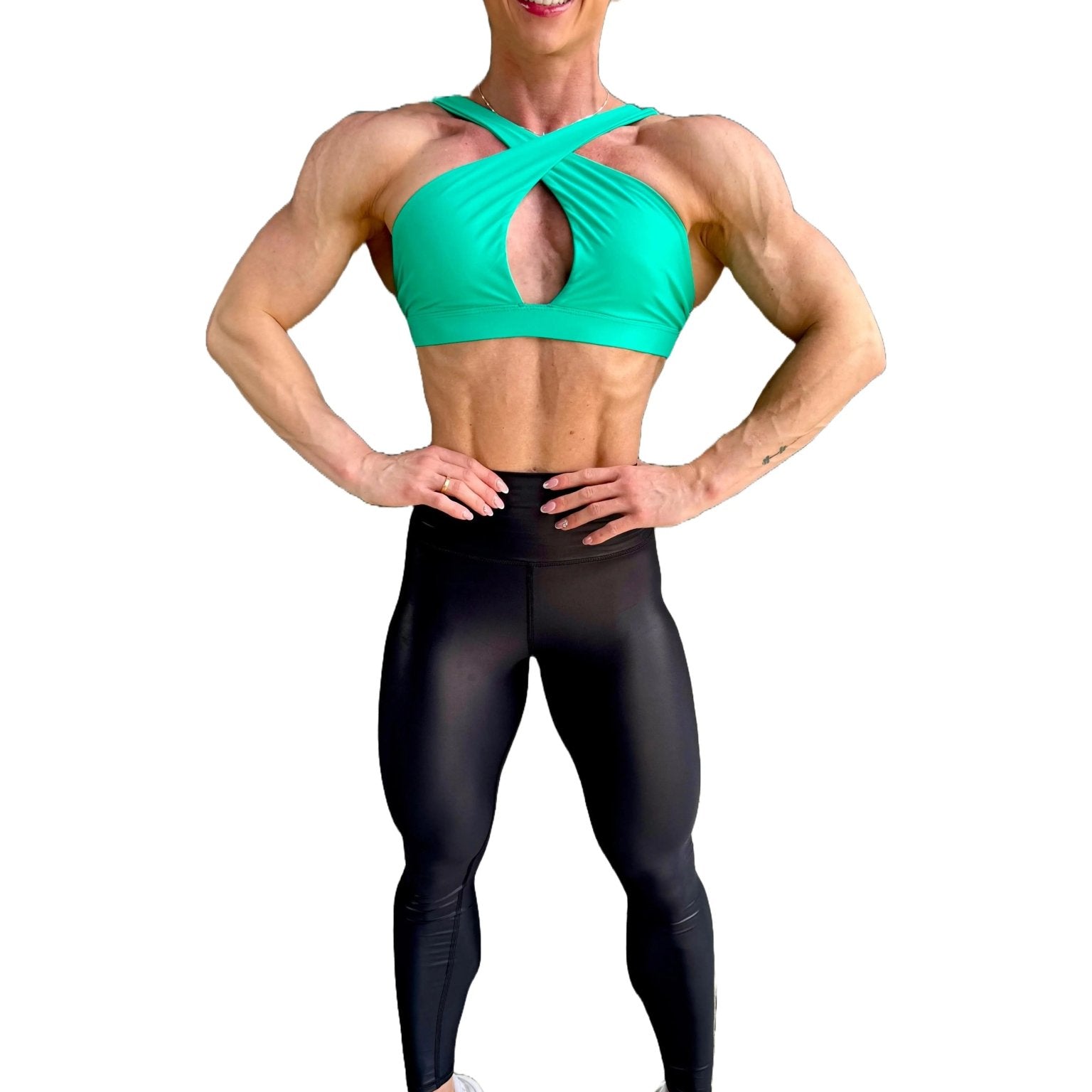 Mujer vistiendo los leggings brillantes de cintura alta Legging Pearl Shine de LUXFEEL en color Negro Brillante, con acabado efecto perla.