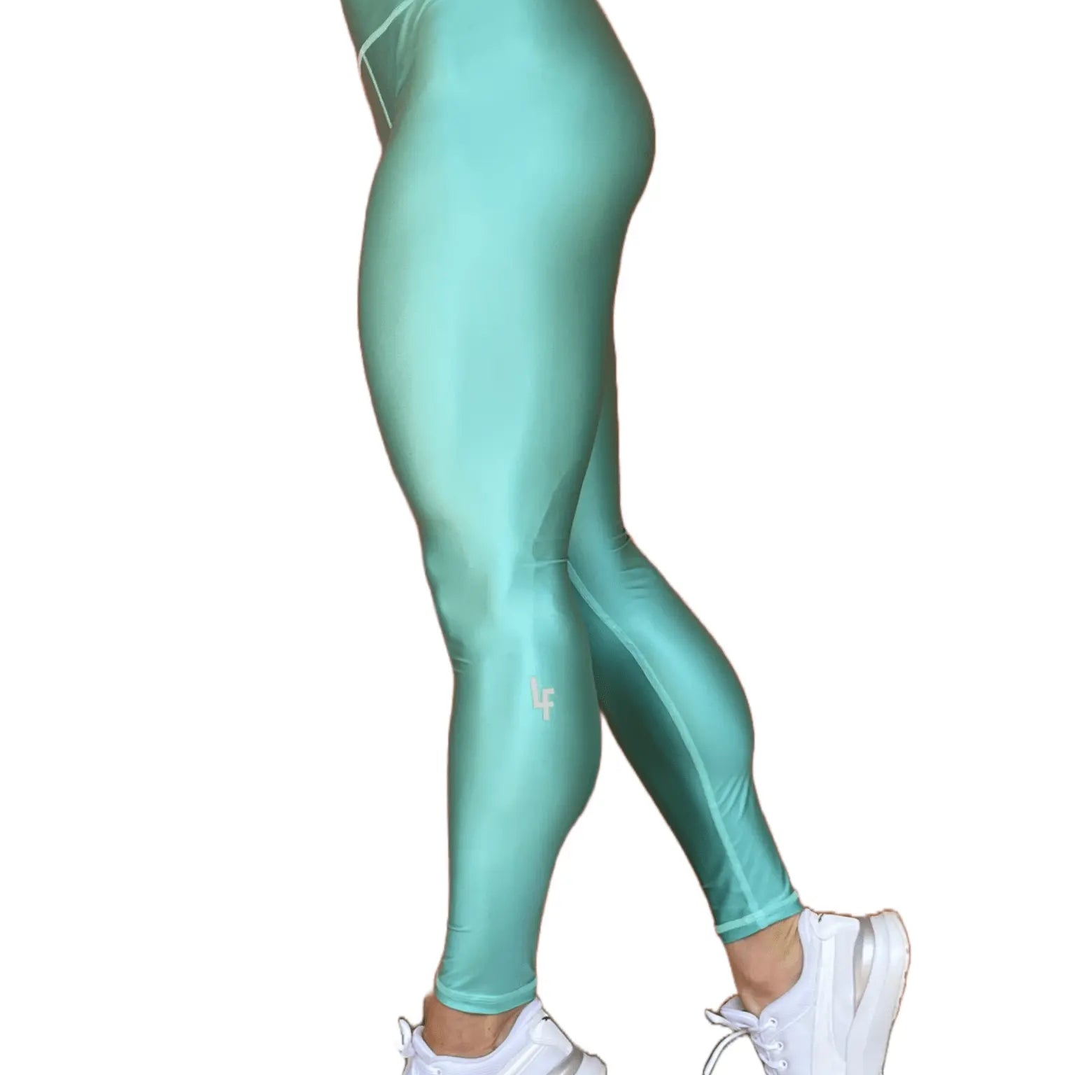 Mujer vistiendo los leggings brillantes de cintura alta Legging Pearl Shine de LUXFEEL en color Azul Celeste Brillante, con acabado efecto perla.