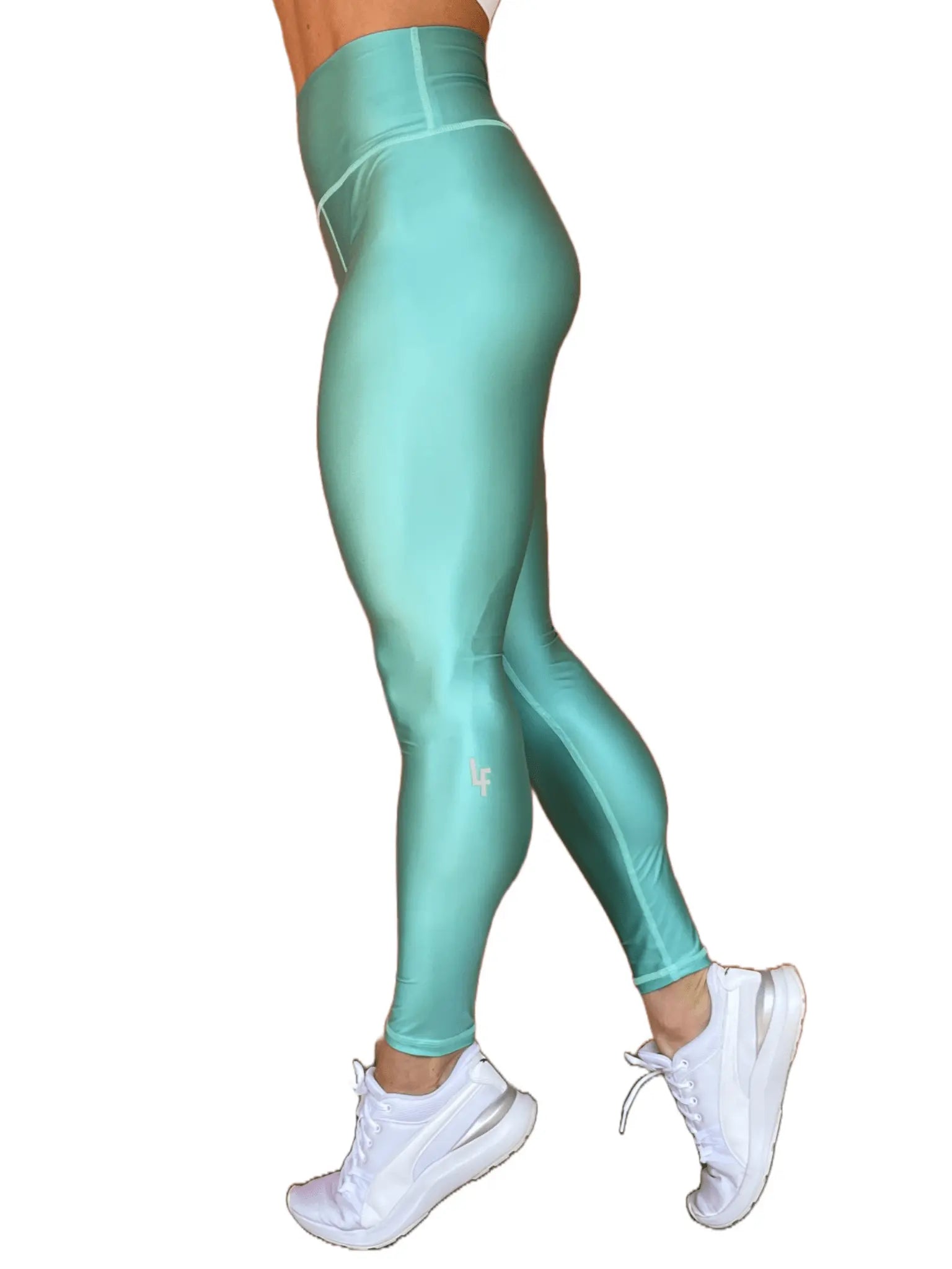 Mujer vistiendo los leggings brillantes de cintura alta Legging Pearl Shine de LUXFEEL en color Azul Celeste Brillante, con acabado efecto perla.