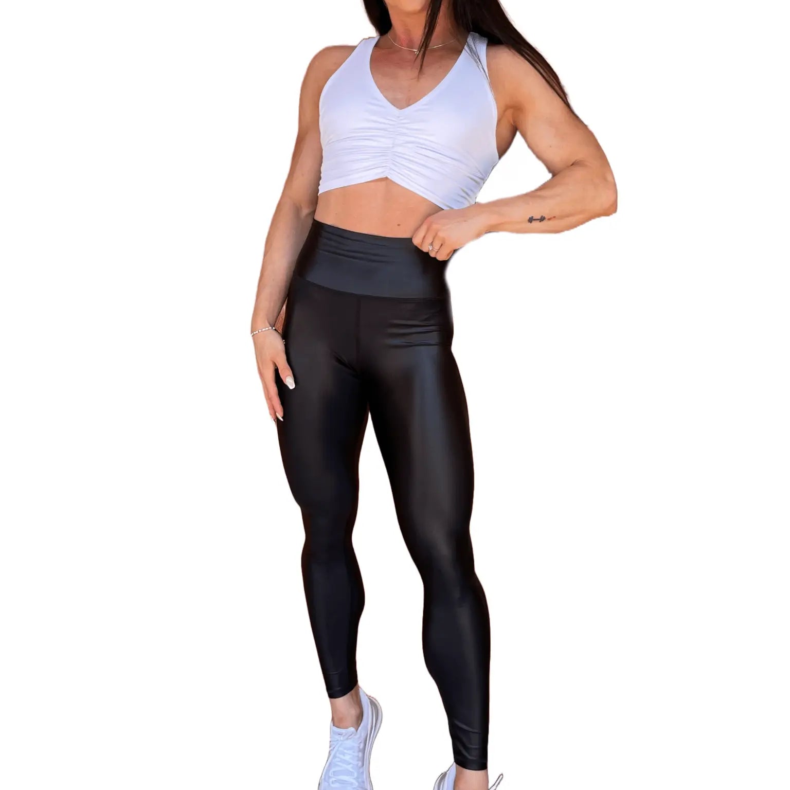 Mujer vistiendo los leggings brillantes de cintura alta Legging Pearl Shine de LUXFEEL en color Negro Brillante, con acabado efecto perla.