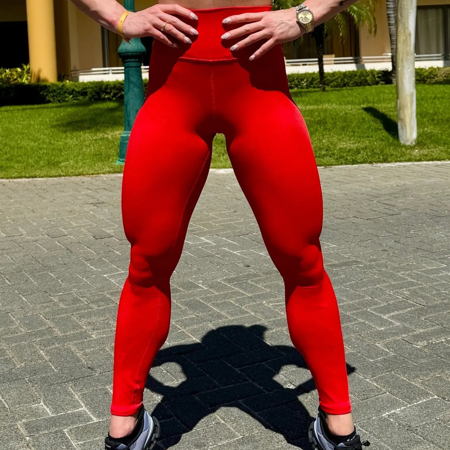 Legging Yourself de LUXFEEL en color rojo vibrante, unas mallas compresivas de lujo diseñadas para realzar y estilizar.