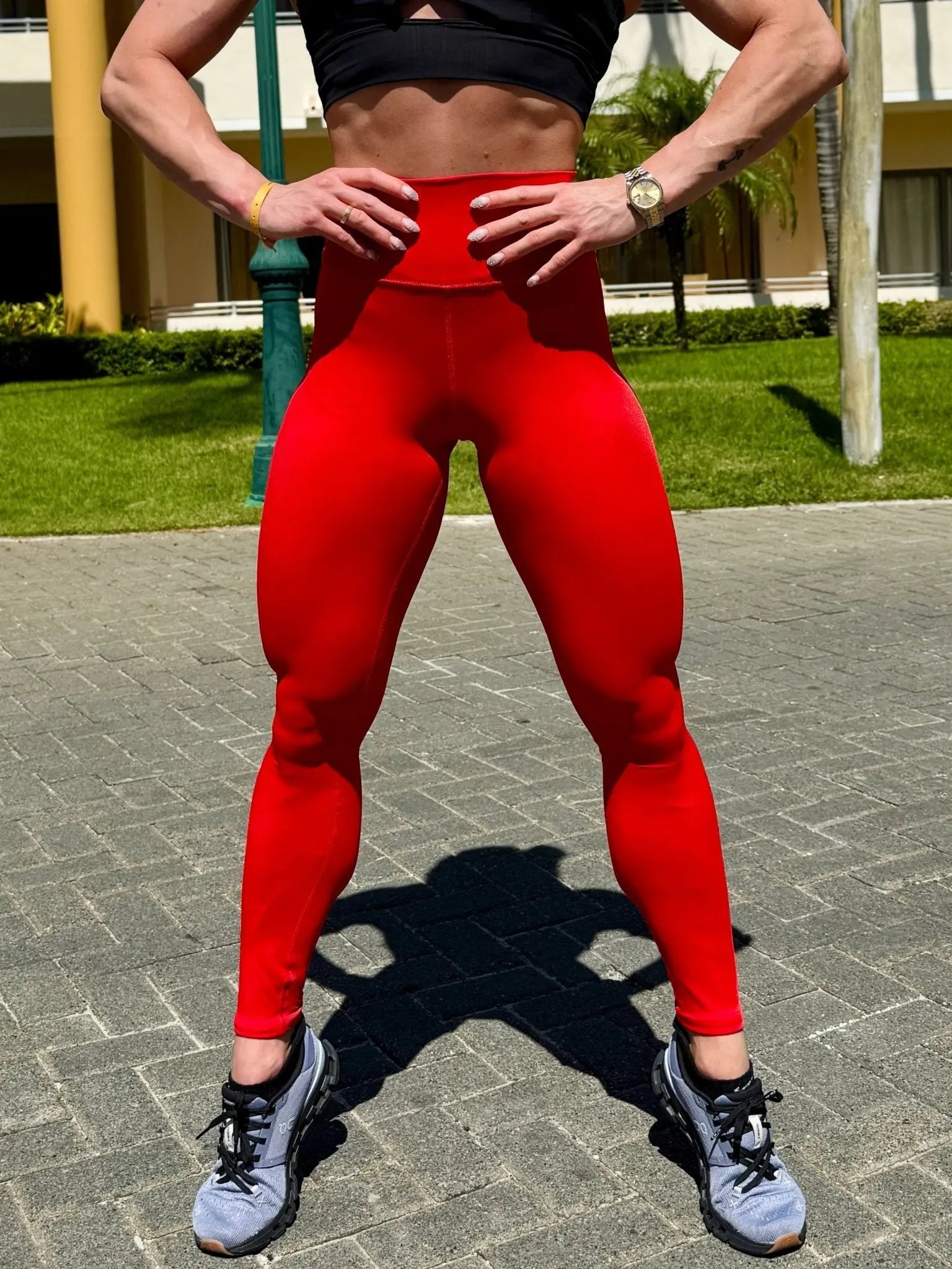 Legging Yourself de LUXFEEL en color rojo vibrante, unas mallas compresivas de lujo diseñadas para realzar y estilizar.