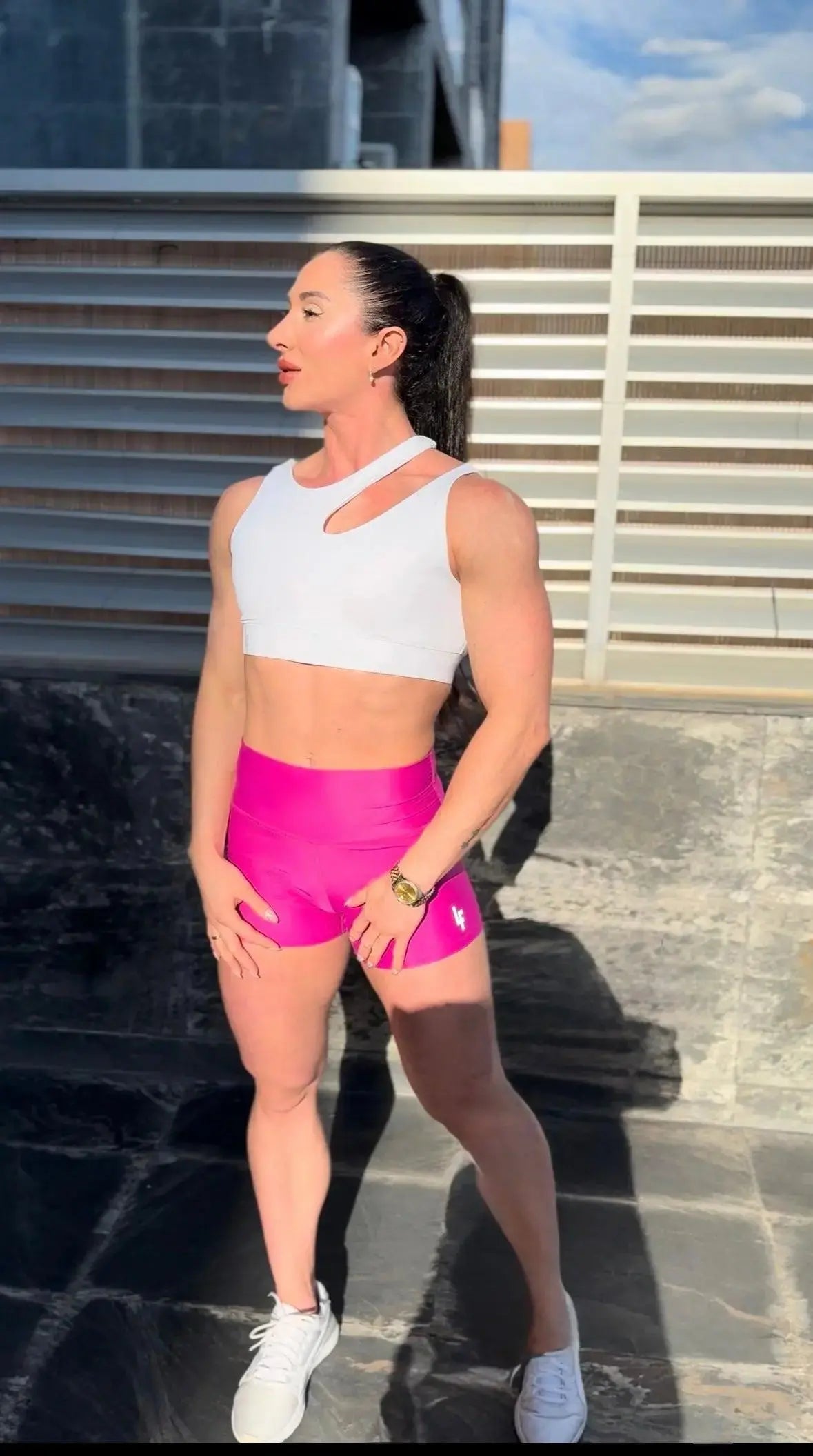 Mujer vistiendo el short deportivo de cintura alta Short Myself de LUXFEEL en color Rosa Bixbita, con diseño moldeador.