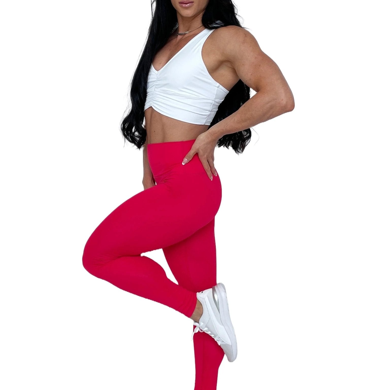 Mujer vistiendo el crop top deportivo Top Adela de LUXFEEL en color Blanco, con escote en V y detalle fruncido en el pecho.