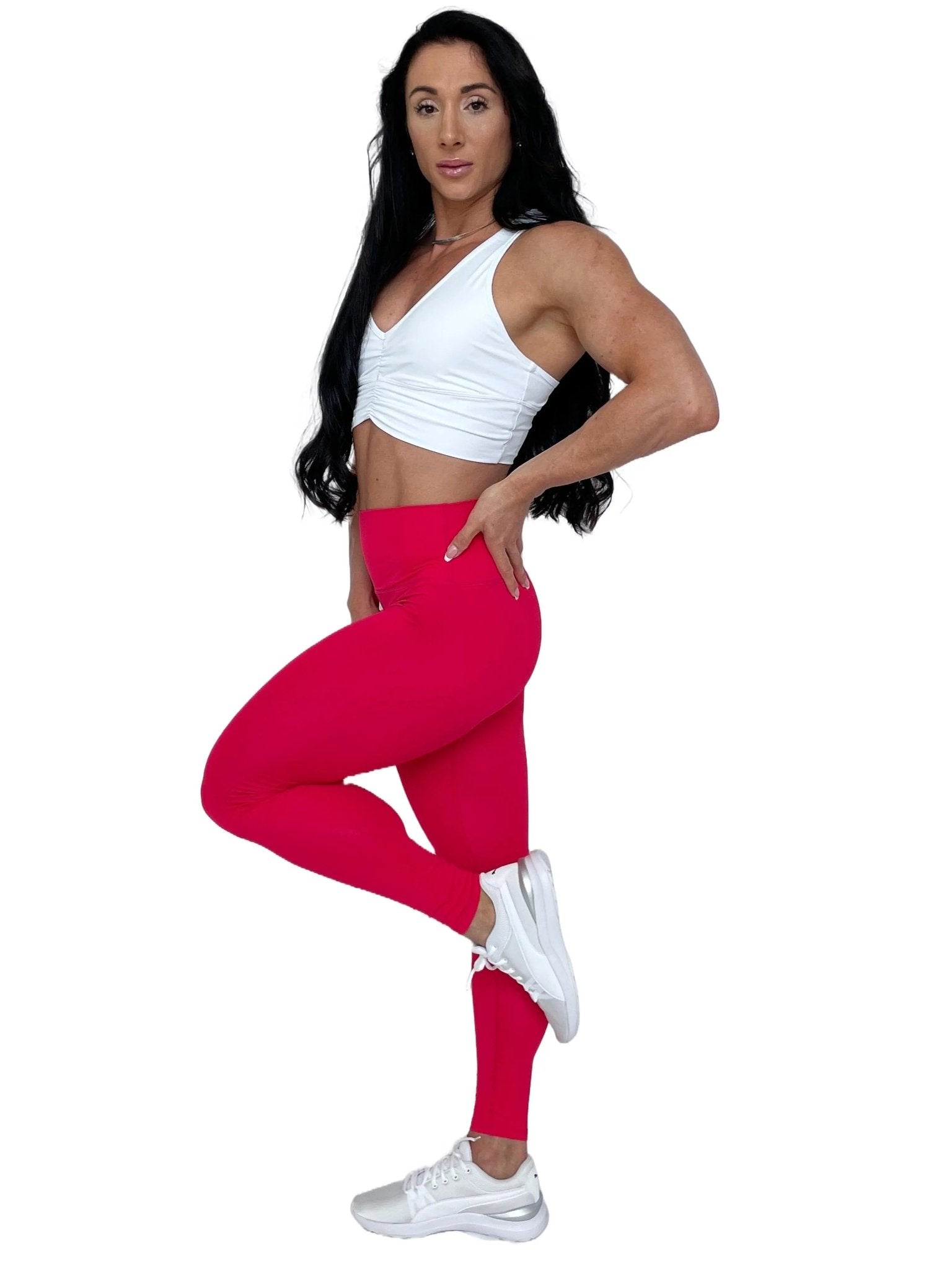 Mujer vistiendo el crop top deportivo Top Adela de LUXFEEL en color Blanco, con escote en V y detalle fruncido en el pecho.