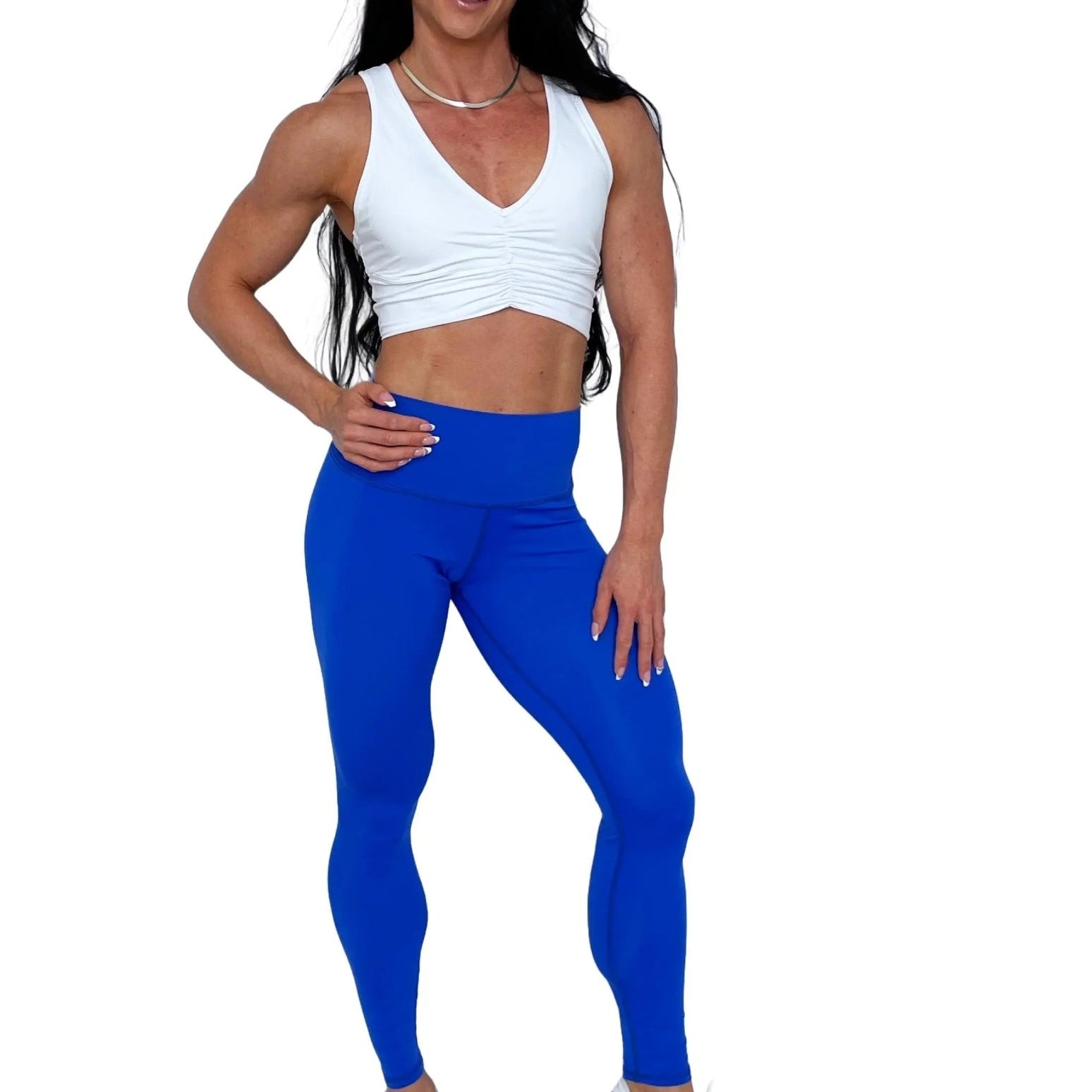 Mujer vistiendo el crop top deportivo Top Adela de LUXFEEL en color Blanco, con escote en V y detalle fruncido en el pecho.