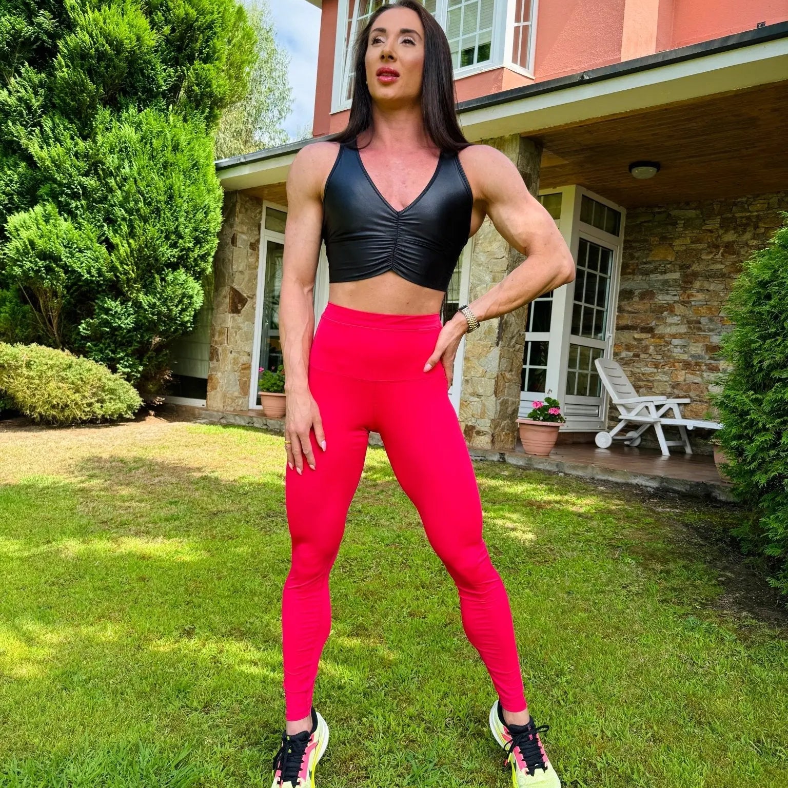 Mujer vistiendo el crop top brillante Top Adela Pearl Shine de LUXFEEL en color Negro Brillante, con escote en V y detalle fruncido en el pecho.